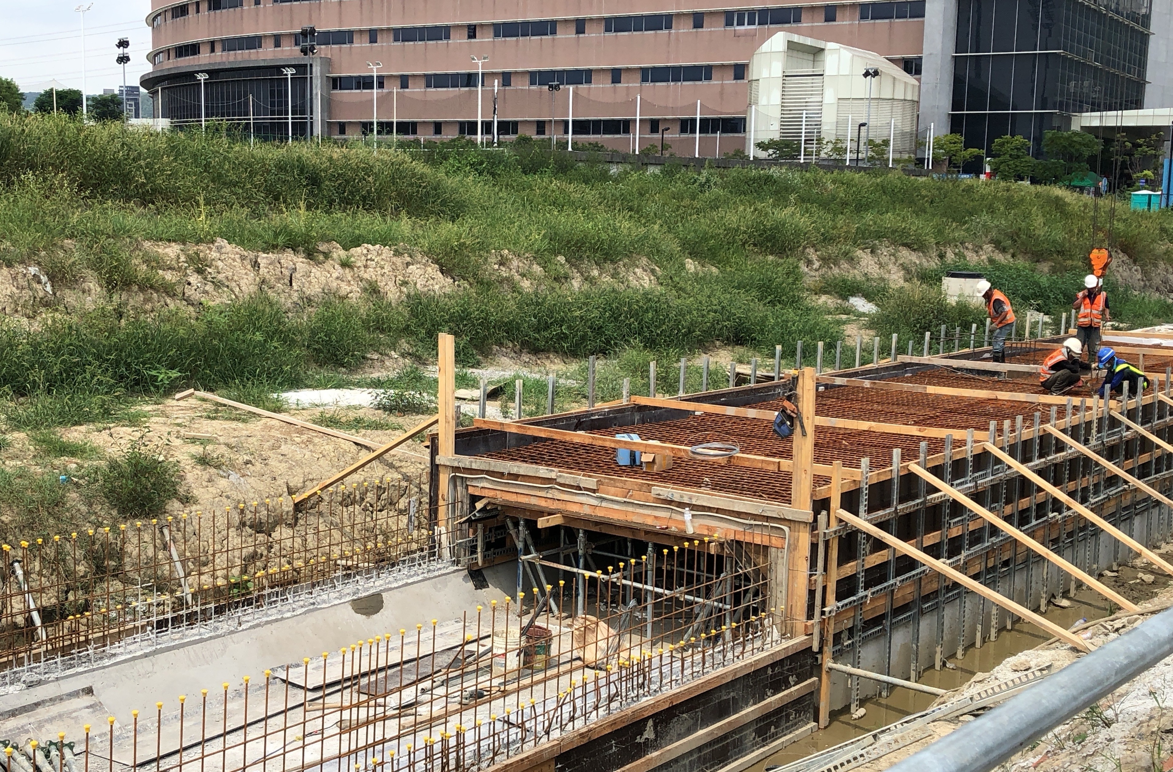 塭仔圳區內首條30米計畫道路正進行排水箱涵工程，預計今年底完工。新北市地政局提供