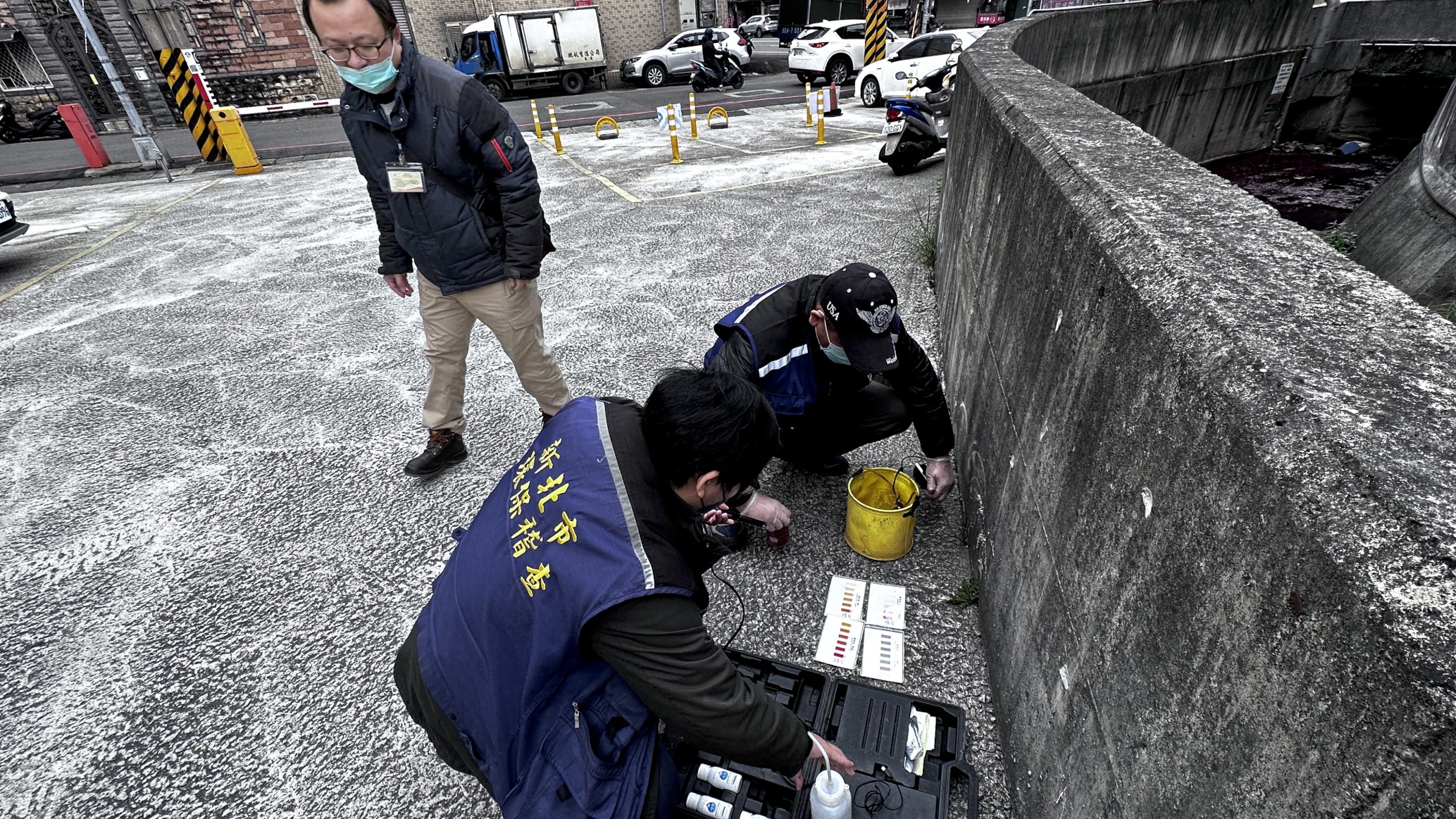 2.環保局稽查人員進行水質檢測分析