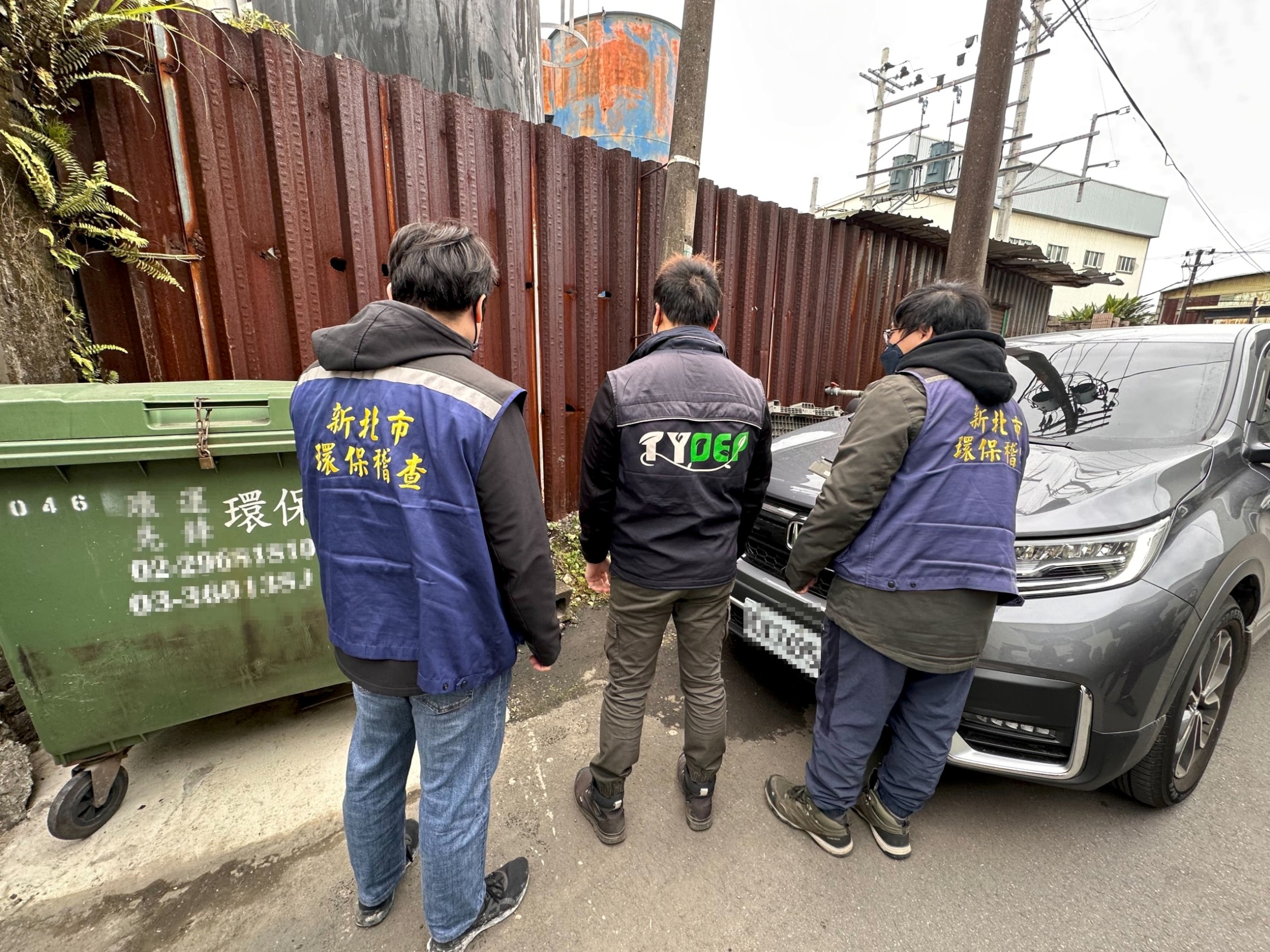 3.新北桃園兩市環保局稽查人員合作查獲染整工廠異常排放廢水，現場告發並要求立即改善