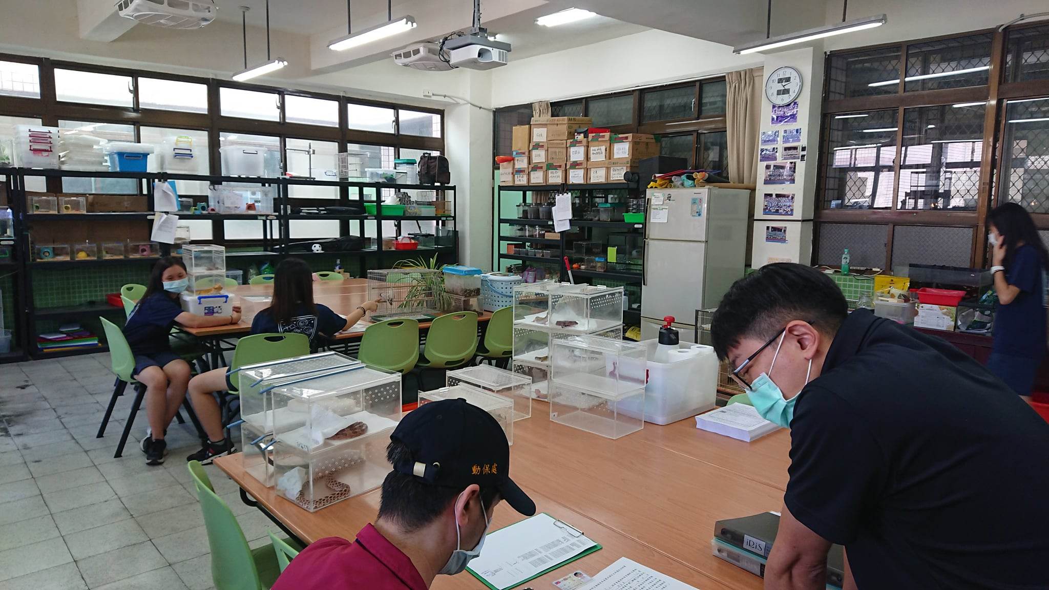 動保處人員於社團活動期間查訪動物飼養空間