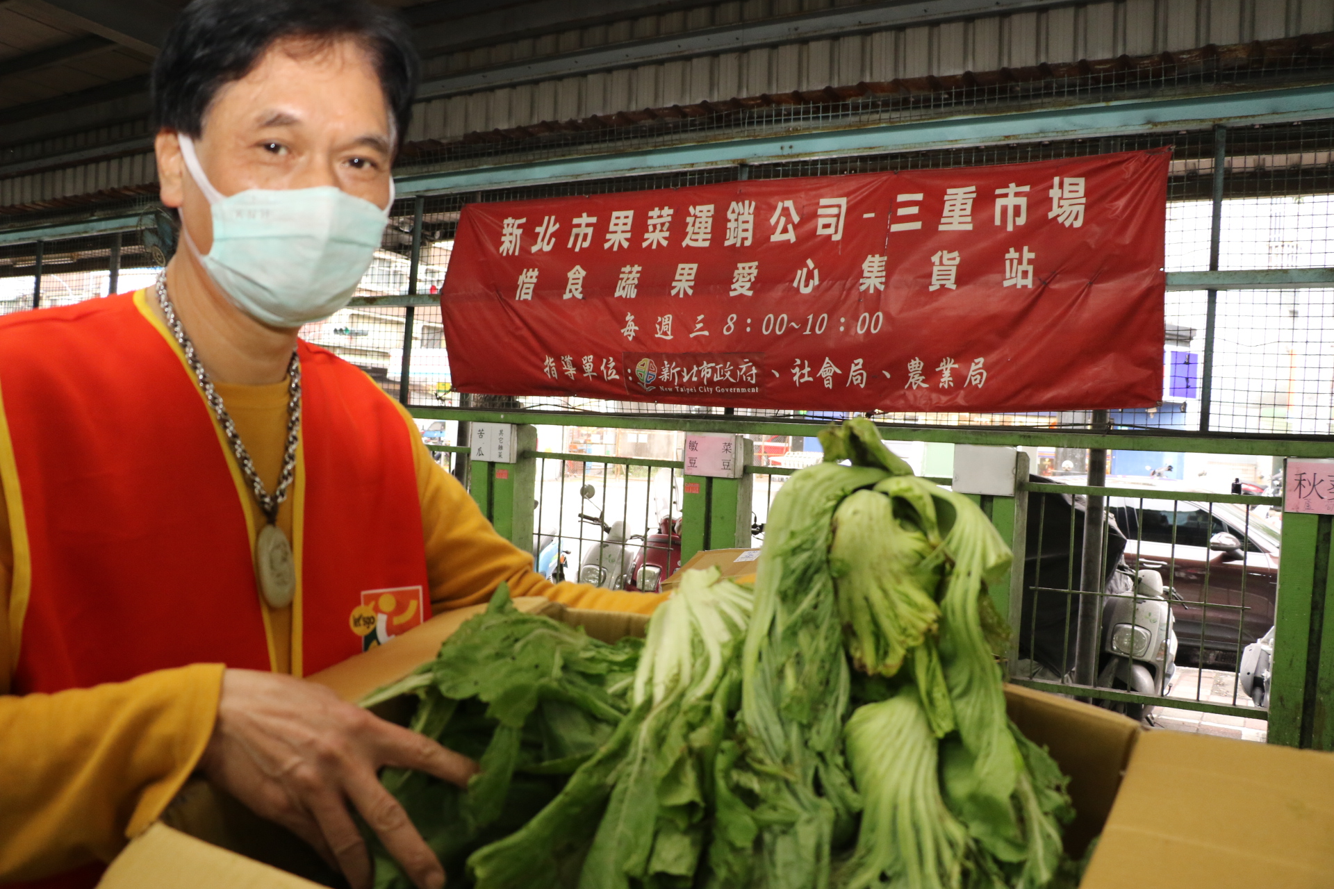 黑手出身的吳黎明每週三上午固定會到三重果菜批發市場擔任理菜志工  一做就是5年