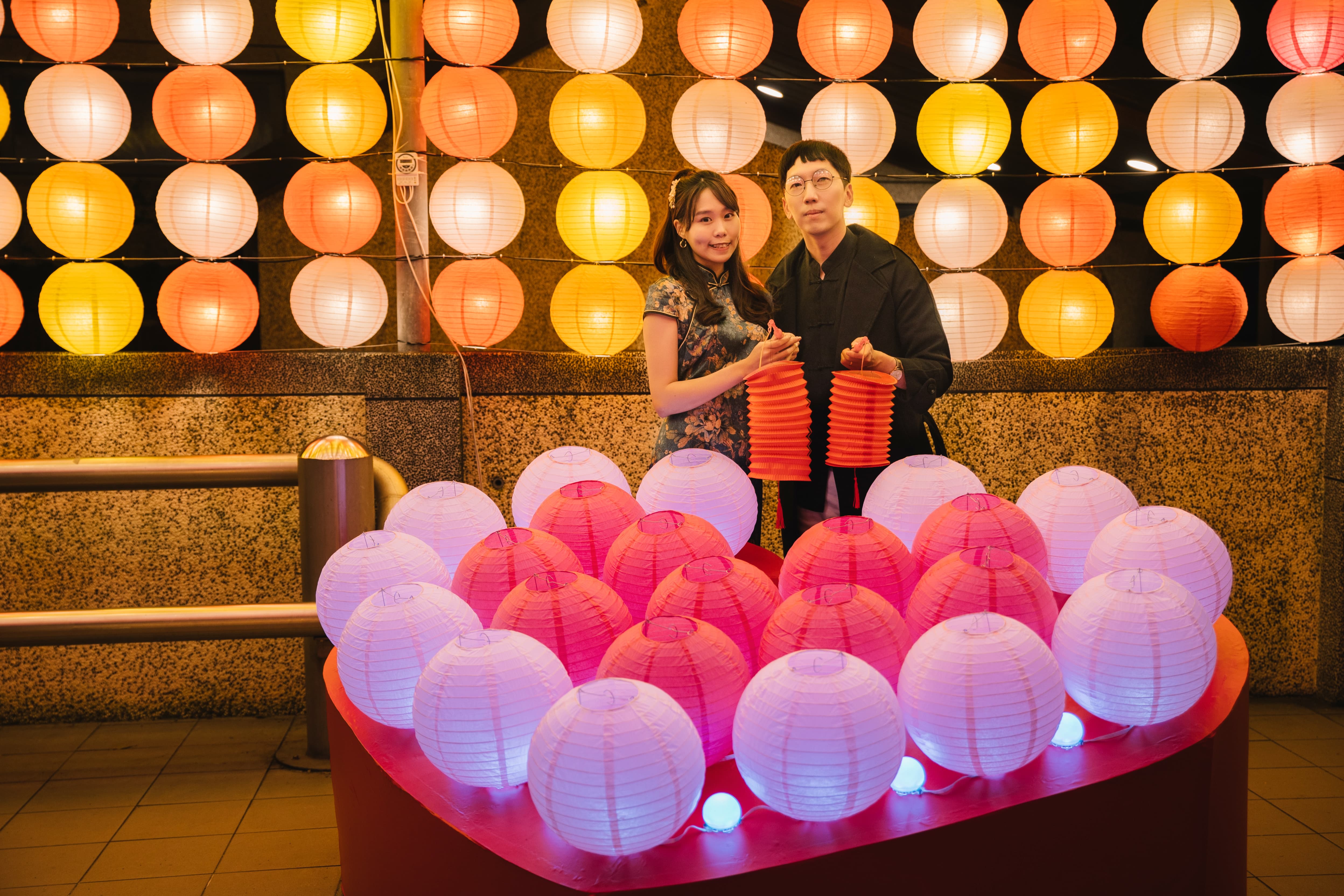金山岩設置粉色系燈籠及愛心裝置營造浪漫氛圍。