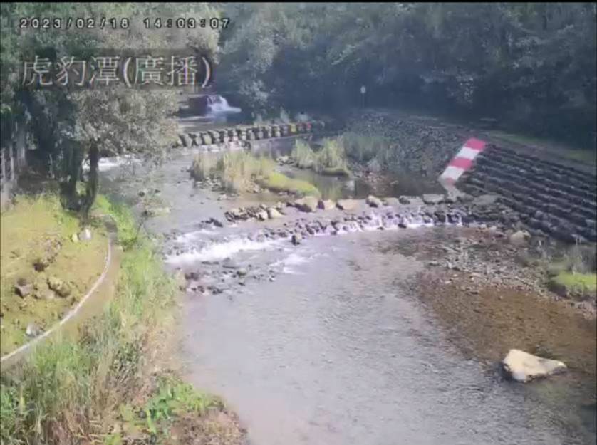 虎豹潭水域已加裝監視器(如落水處周遭水域影像畫面所示)，以維護民眾水域安全。