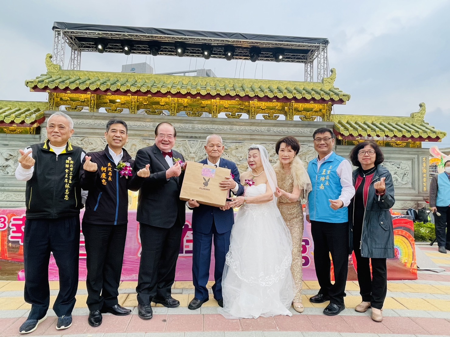 新任三重區王坤南區長(右二）祝福結縭三十年以上的銀髮長輩們幸福久久。