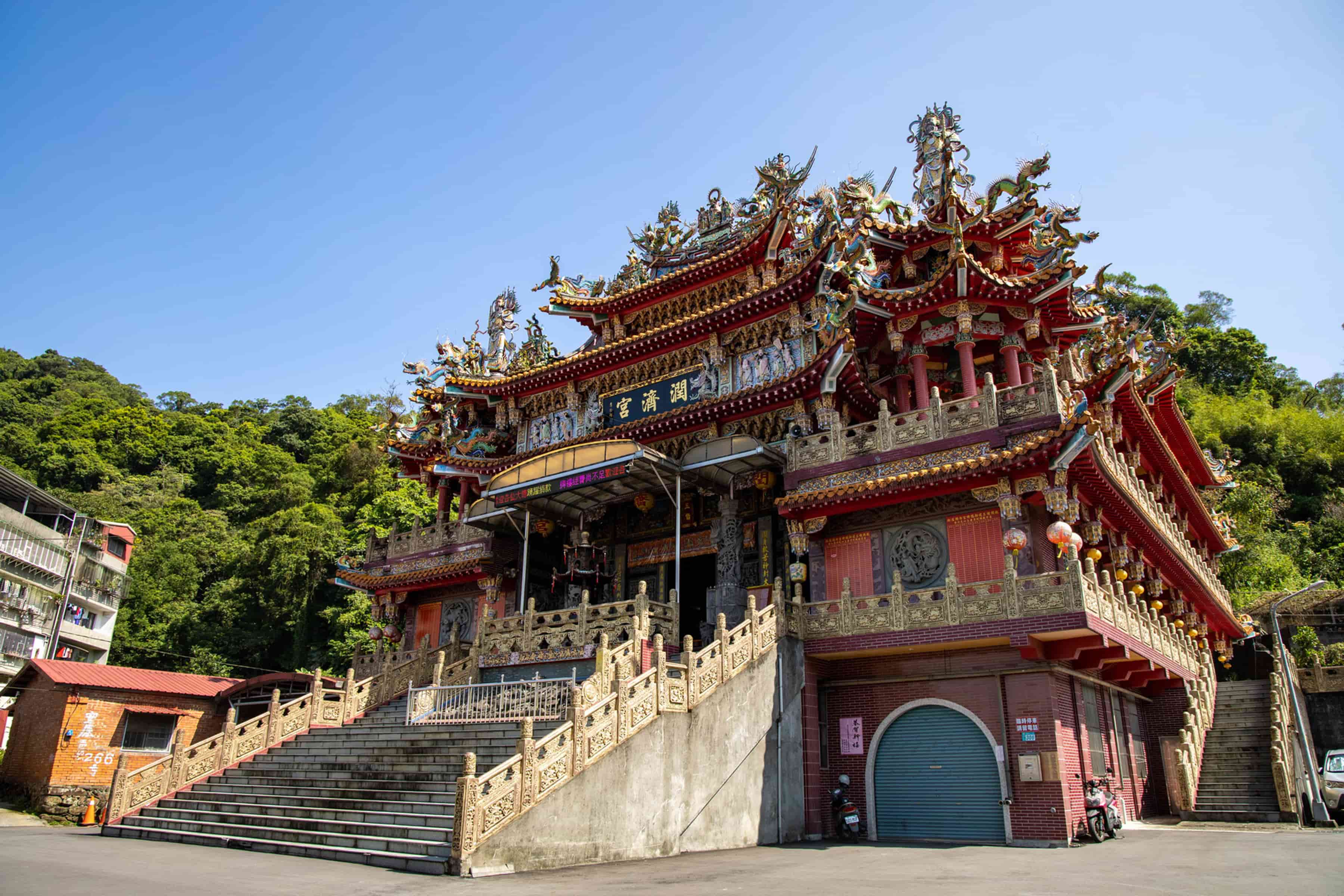 K1雙城站周邊的安坑在地古廟潤濟宮，主祀「三官大帝」，廟的後方則有潤濟宮步道