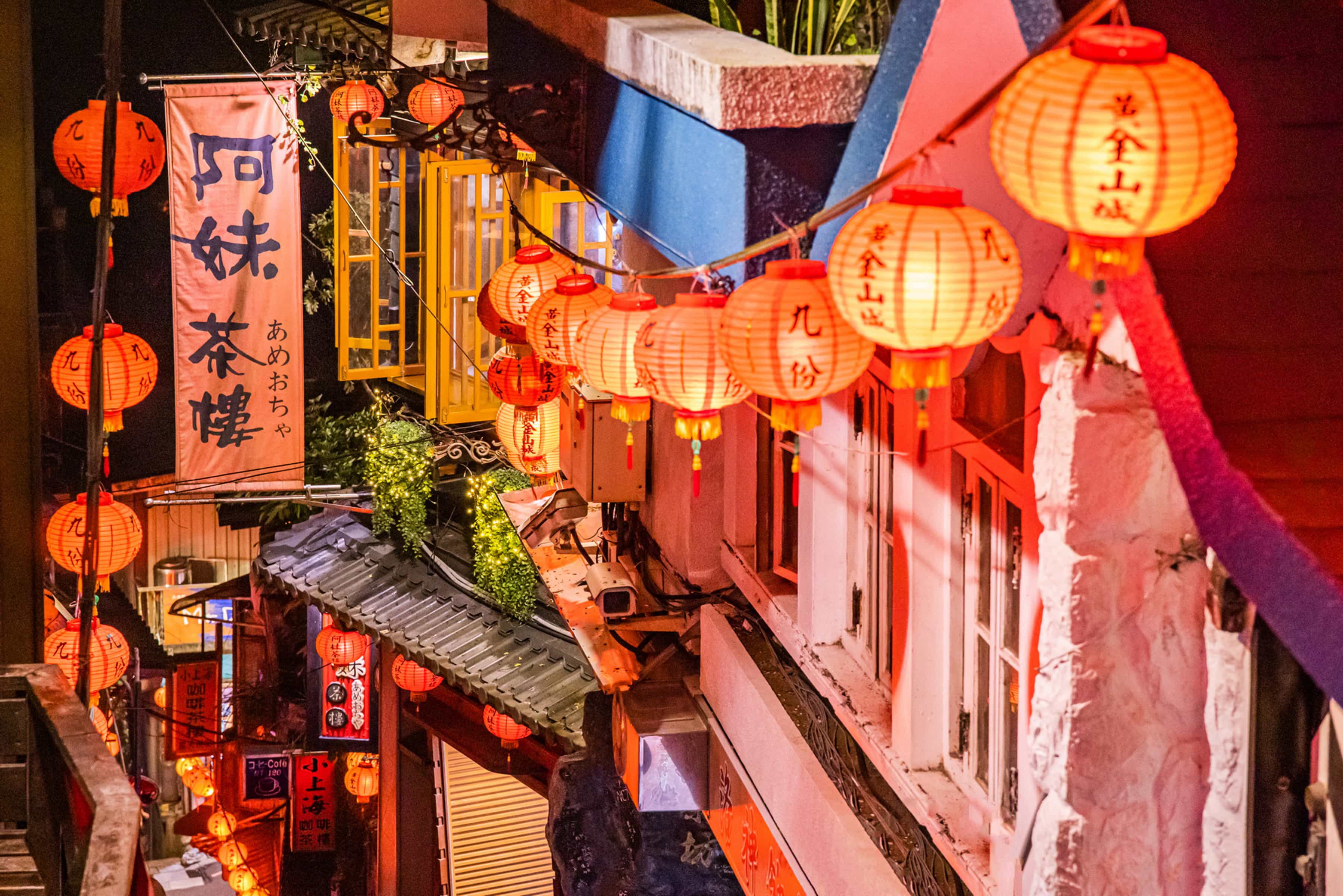 國際知名的景點九份，以紅燈籠為其鮮明在地意象，充滿懷古氛圍