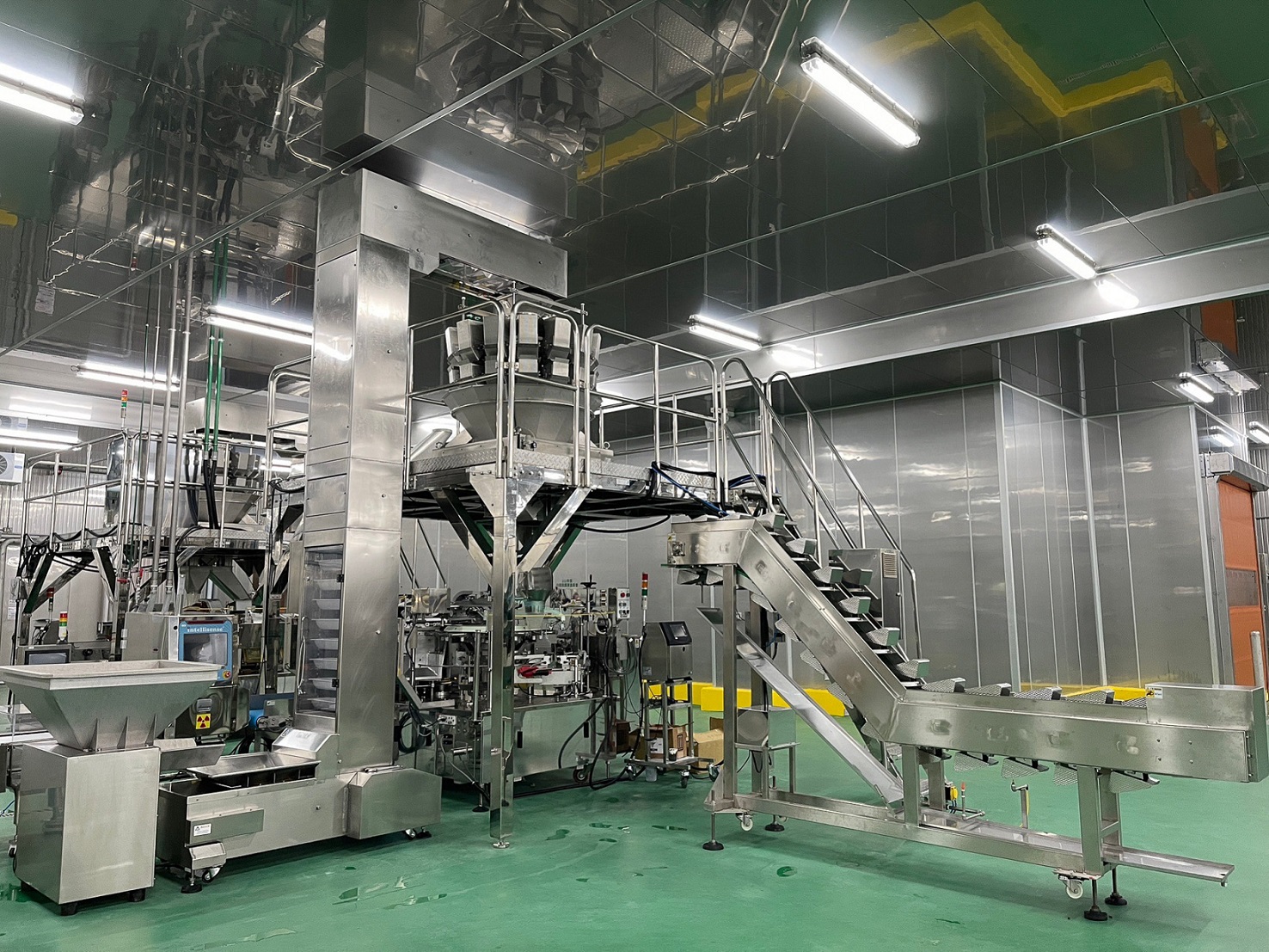 廠區均採AI智慧化管理，導入甜度偵測器、急速冷凍加工設備（IQF）等設備，從傳統農業轉型為科技農業