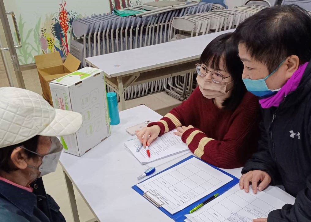 社工提供租期屆滿戶社會住宅、包租代管、租屋補貼申請等資訊，並協助媒合就業及民間資源。(圖/新北市政府原民局提供)