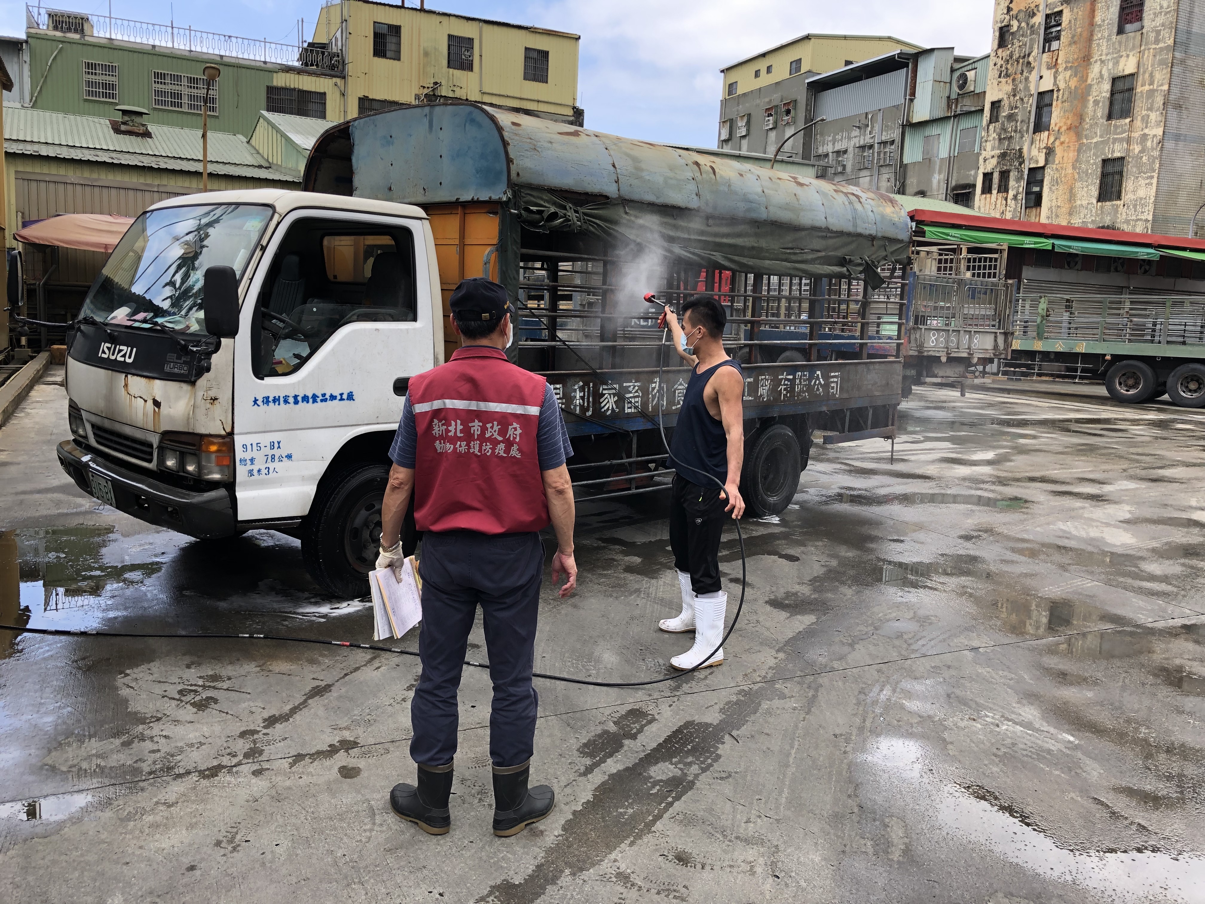 動保處派員至肉品市場清消車輛