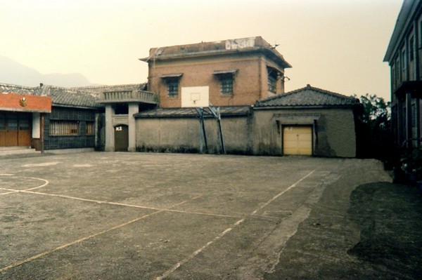 煉金樓附近，為金瓜石早期的「俱樂部」，是常民娛樂中心。