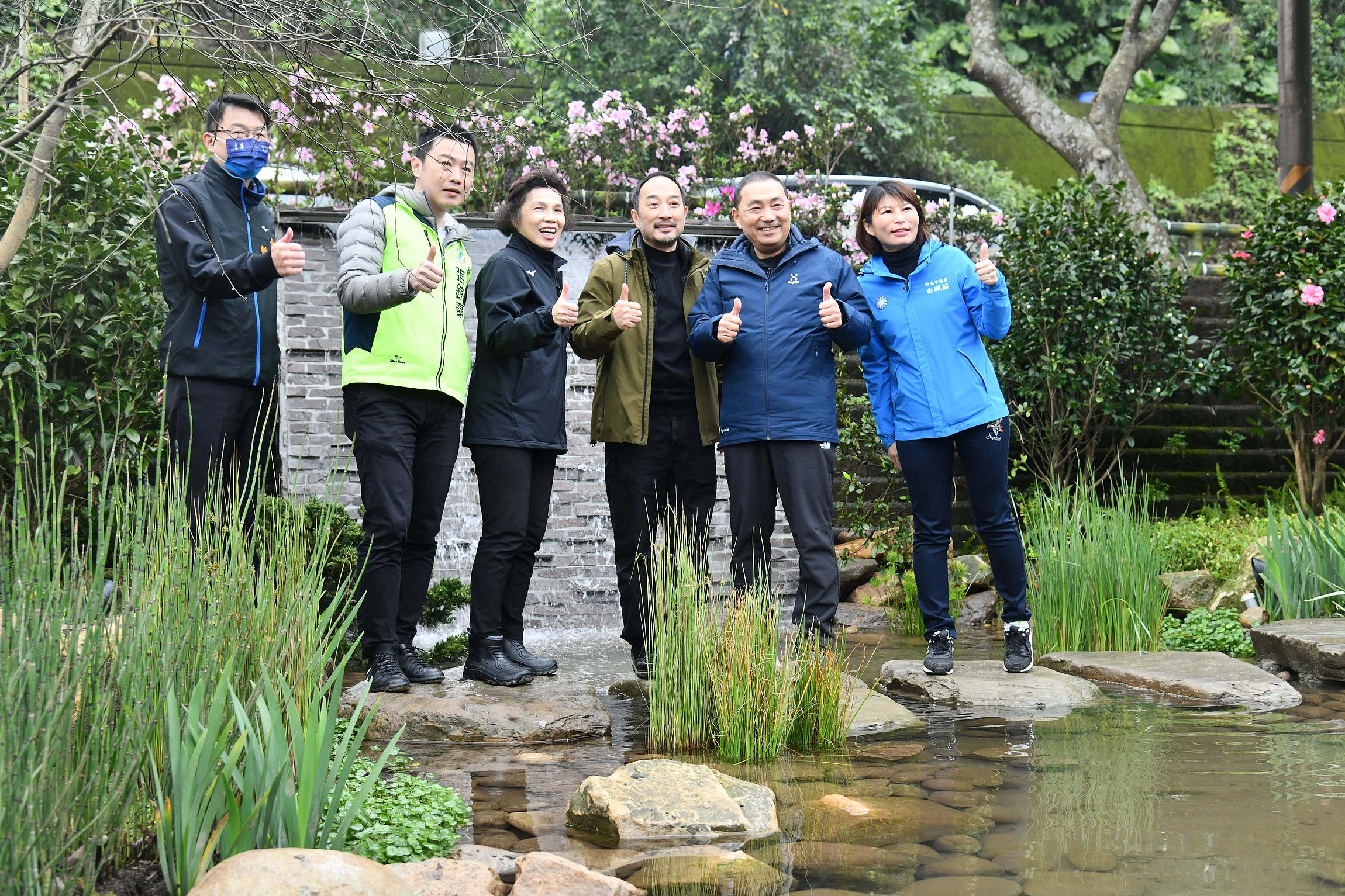 結合在地各式杜鵑、生態植物、景石與源源不絕的山泉流水，打造流瀑及「湧萬金」噴泉