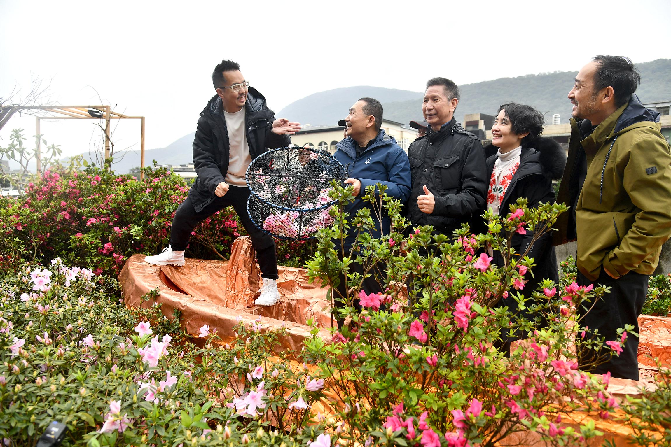 花農與23 位國內各界知名藝術家們跨界合作，打造別具特色的杜鵑花車與花船