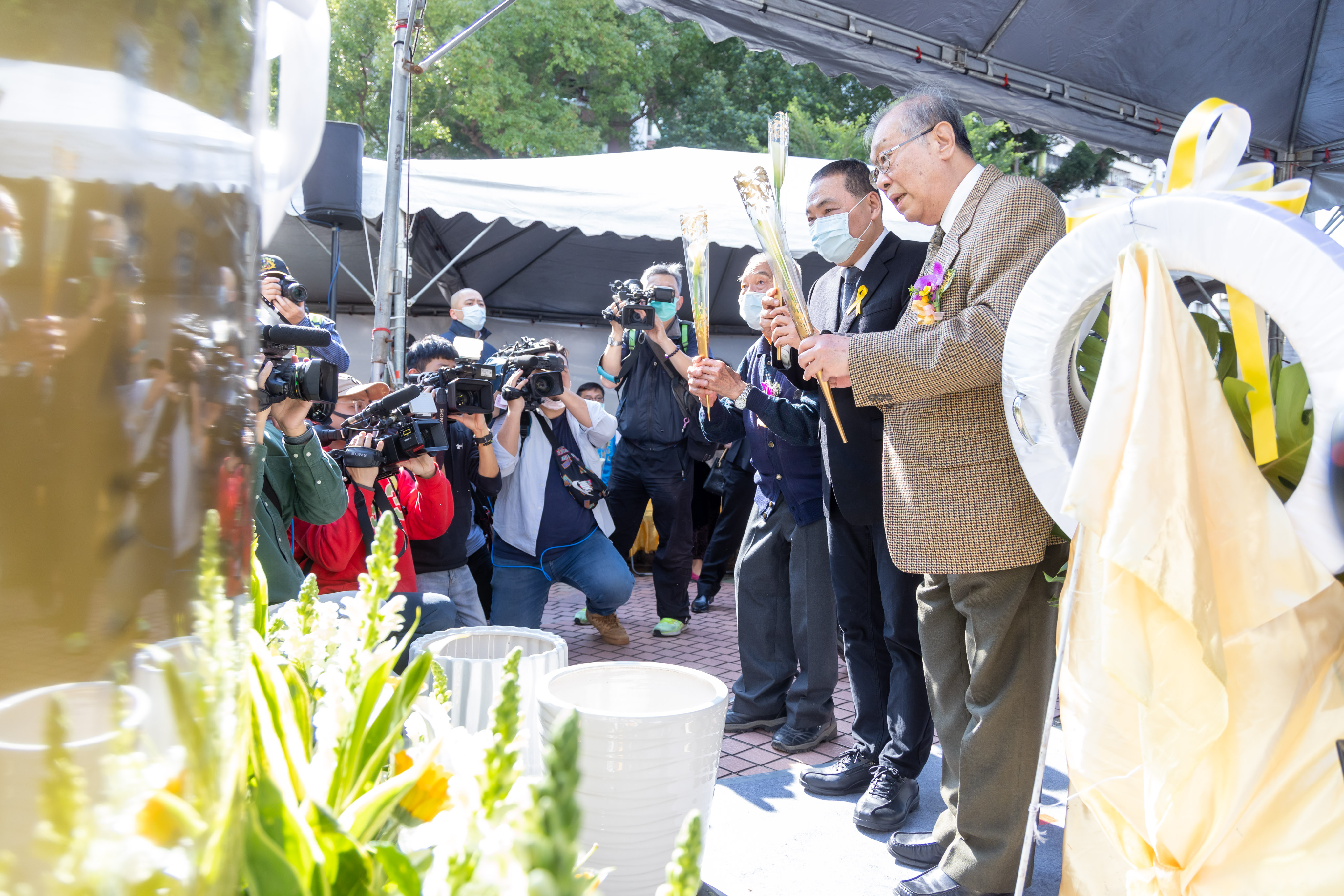 二二八和平紀念日76週年,侯友宜市長向二二八事件亡者英靈紀念碑獻花致意