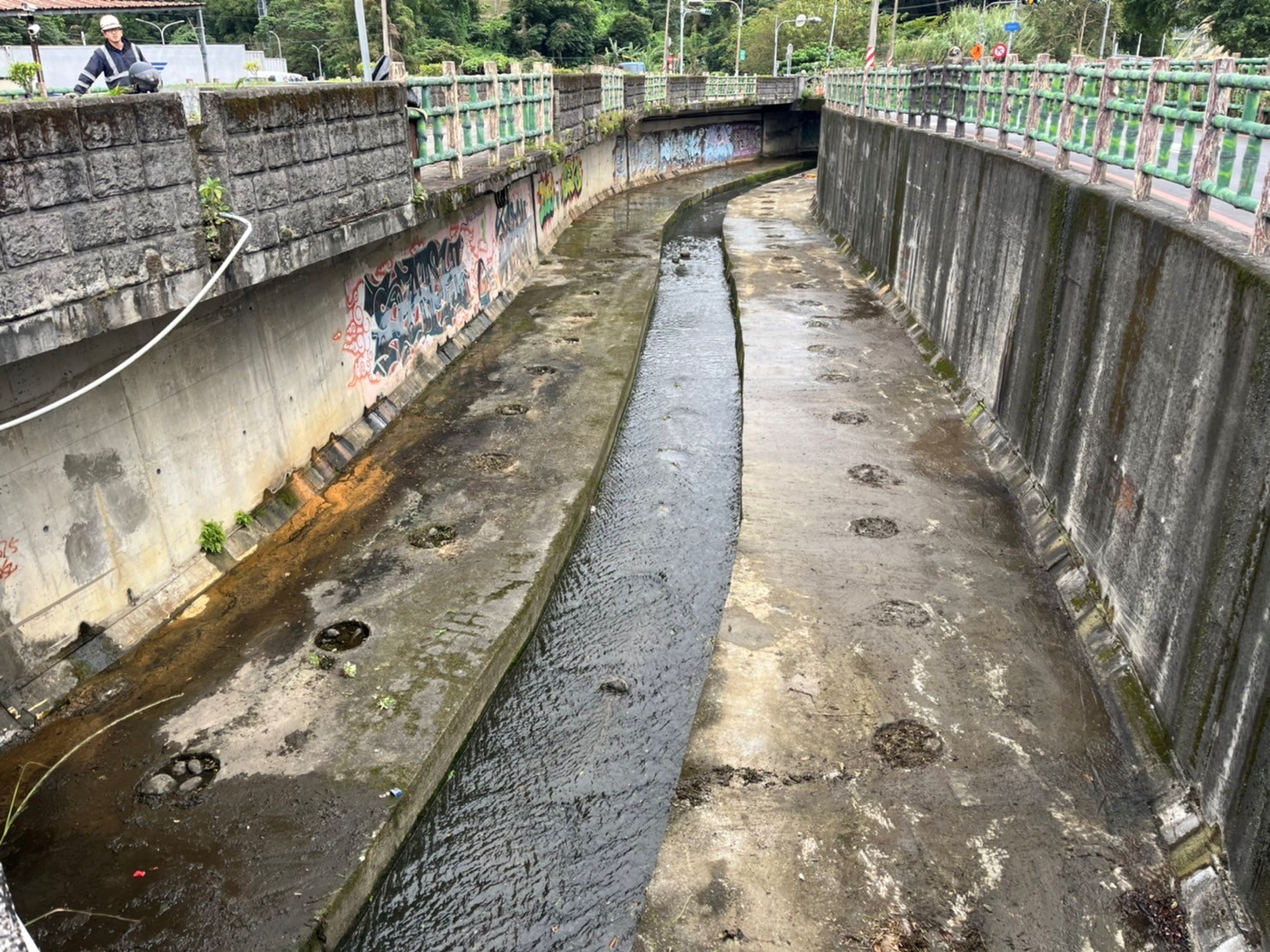 藤寮坑溝(嘉慶橋至延吉橋)段推動河川環境營造前混凝土三面光渠道現況。
