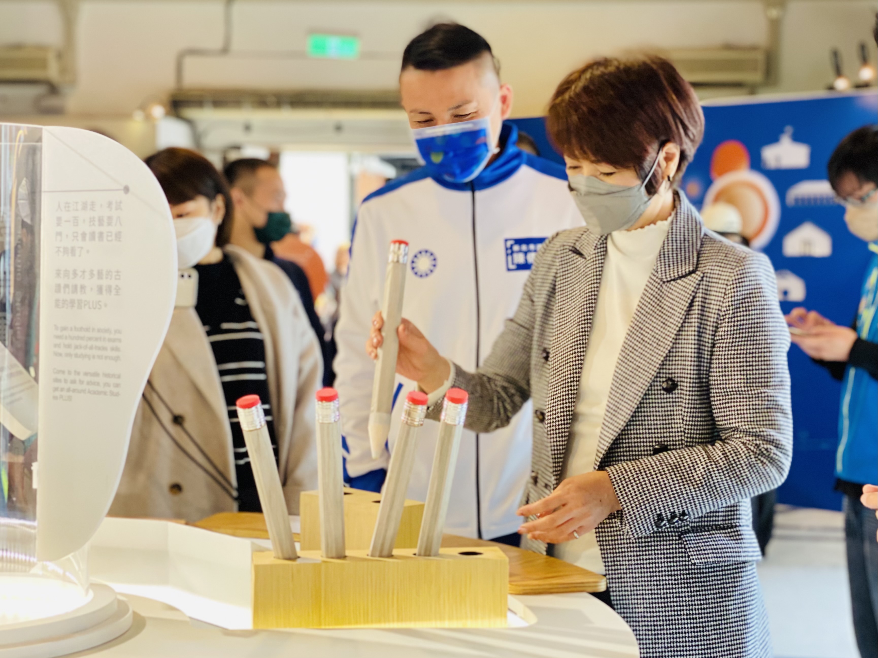 「淡水古蹟微型博物館」利用放大版的鉛筆作答滬尾小學校的相關知識。