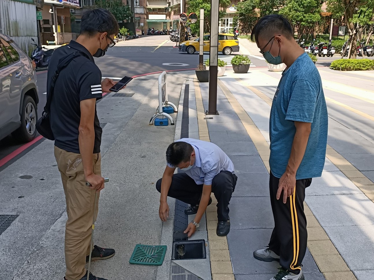 基地週邊之截水溝須確保排水無虞，偕同技師開啟格柵板，檢查內部有無淤積堵塞之情形