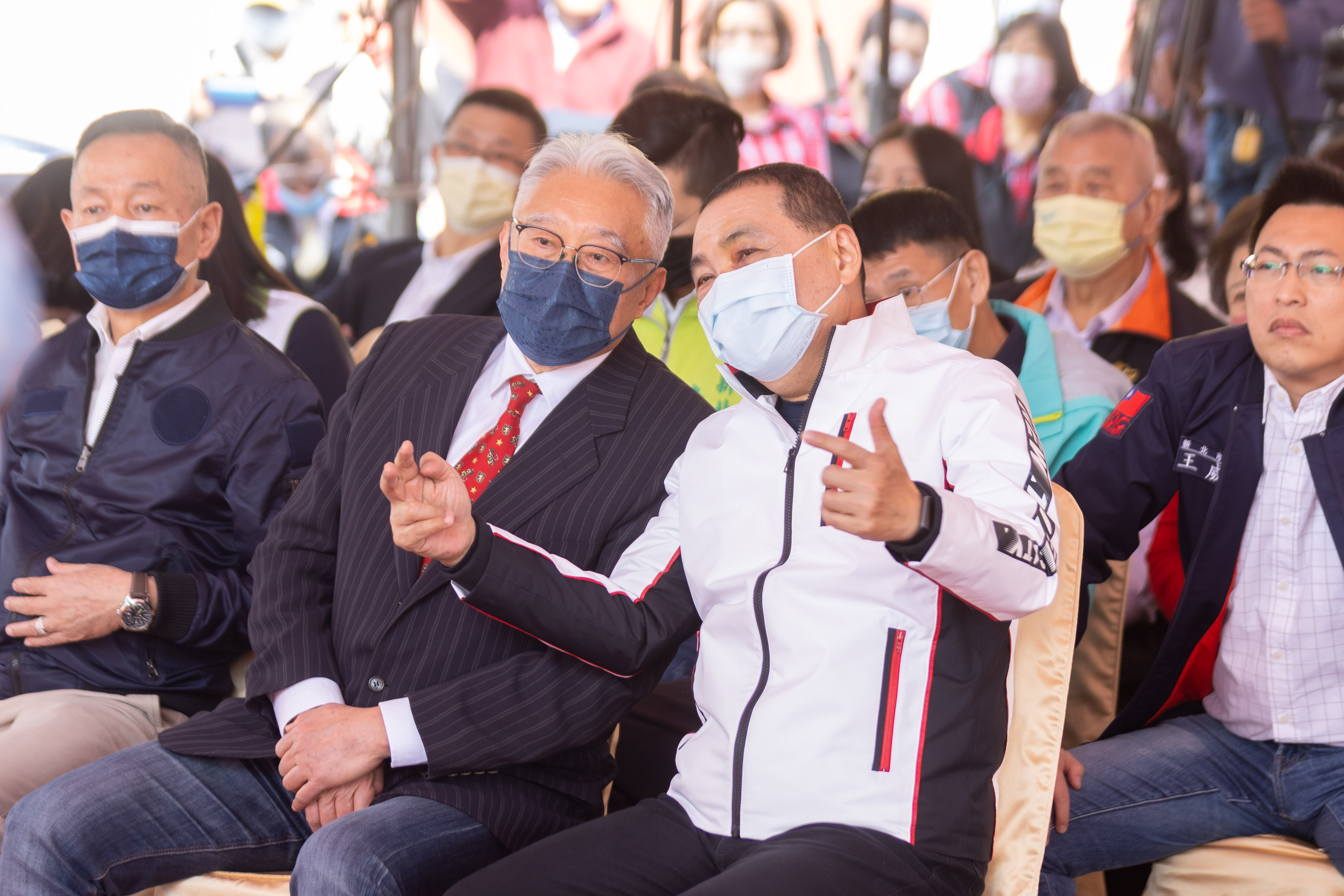 「新北市湧蓮寺慈善公益大樓新建統包工程」開工典禮，侯友宜市長與湧蓮寺主委陳宏昌針對大樓工程交換意見