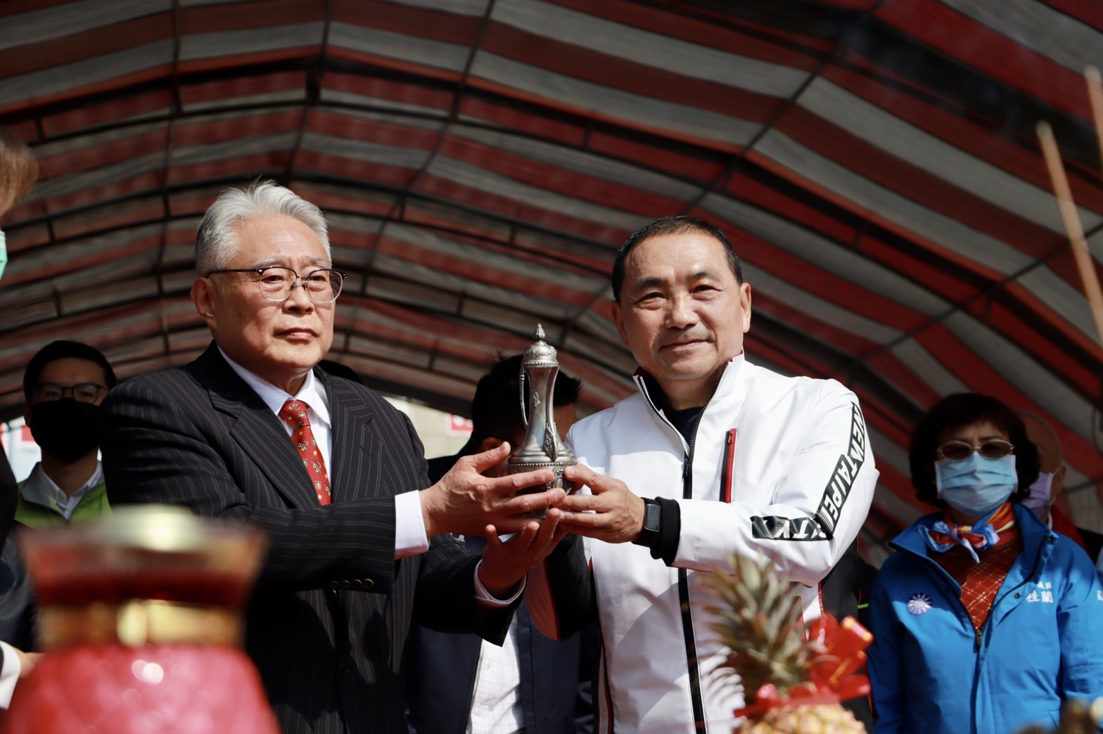 新北市長侯友宜（右）對於地方信仰中心回饋地方慷慨捐輸的公益行為表示感佩，並與湧蓮寺主委陳宏昌（左）祈福工程開工順利。