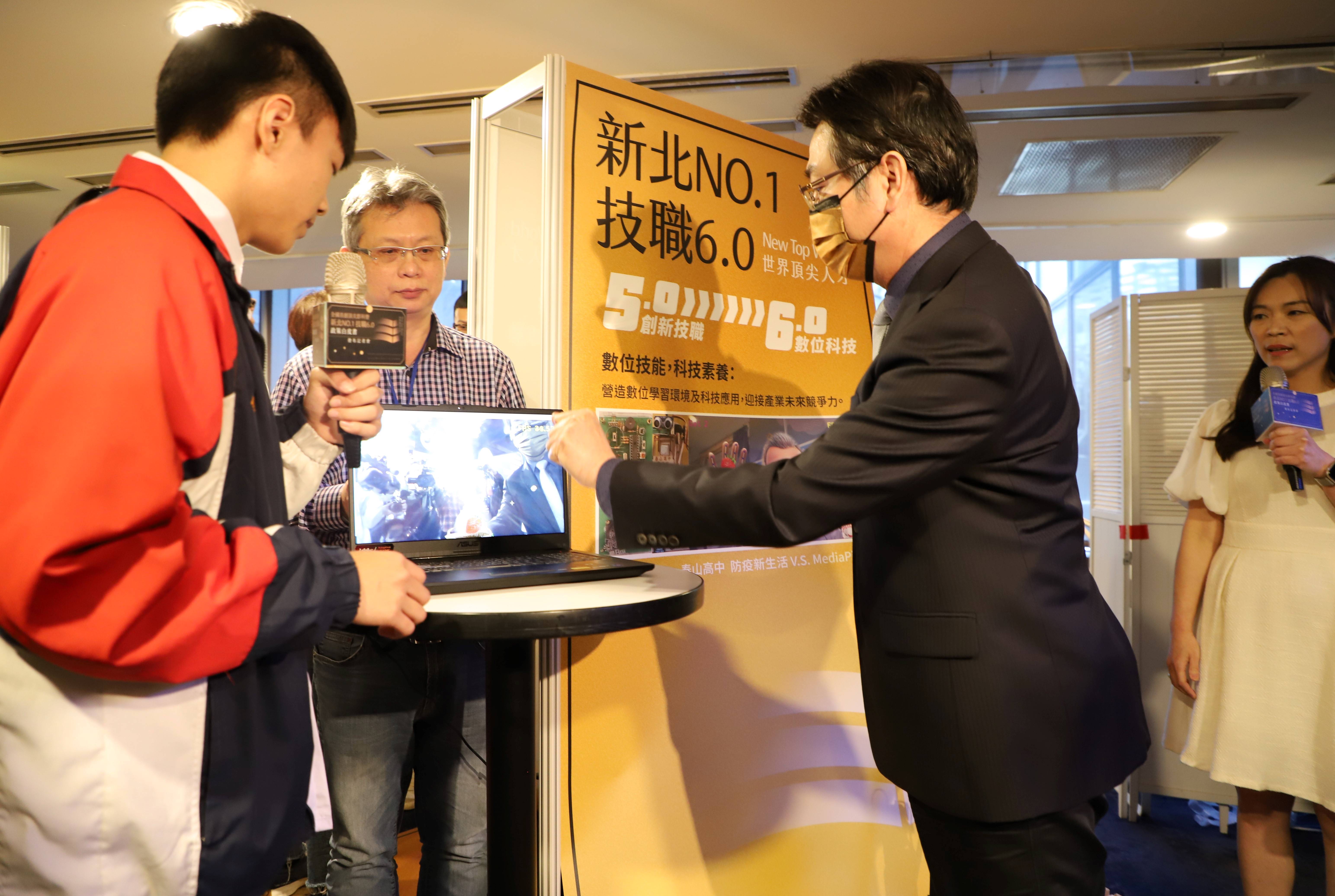劉和然副市長(右)體驗泰山高中數位科技作品.JPG