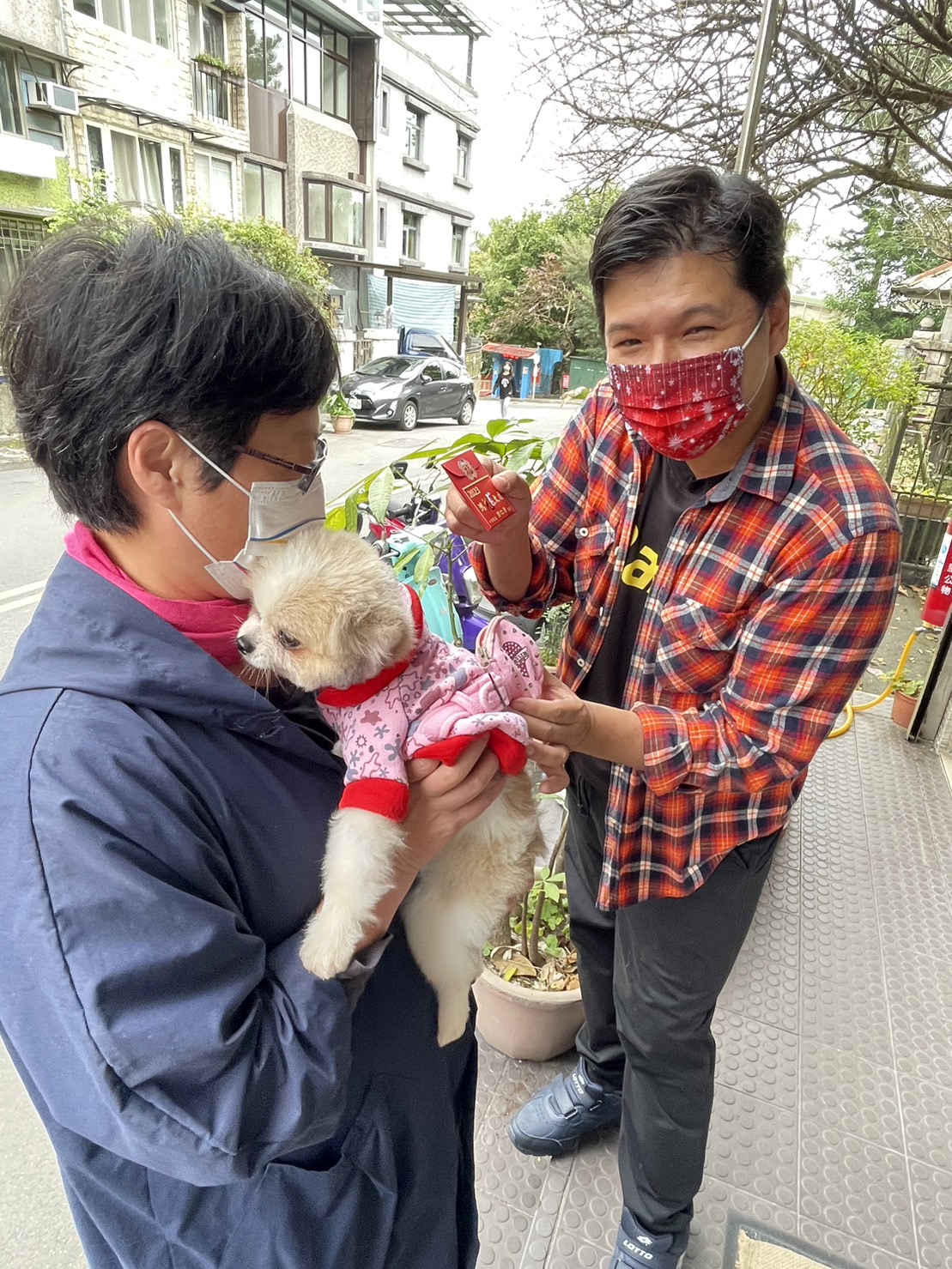 里長過年期間也應景發紅包給毛寶貝