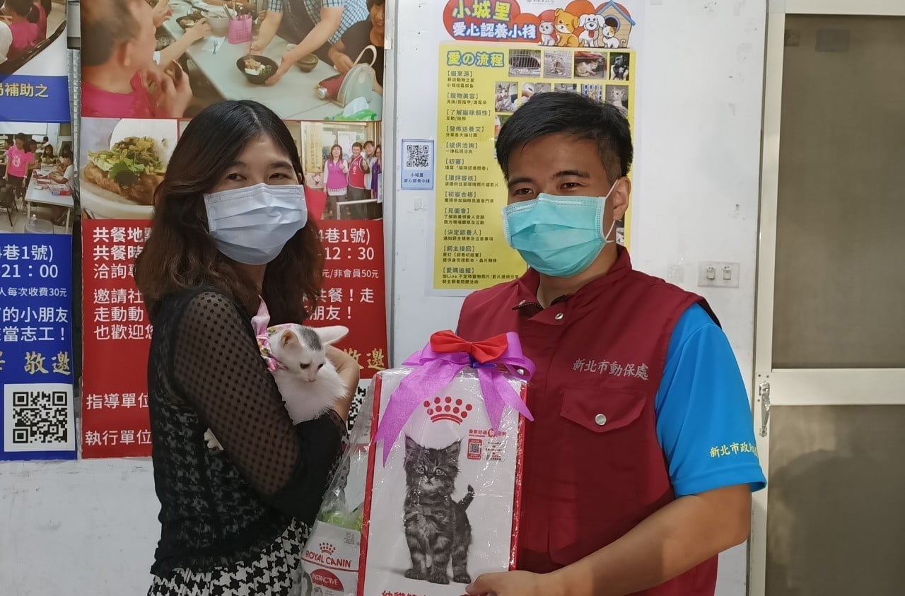 認養人快樂將貓帶回家，並與里長及認養貓咪快樂的合影