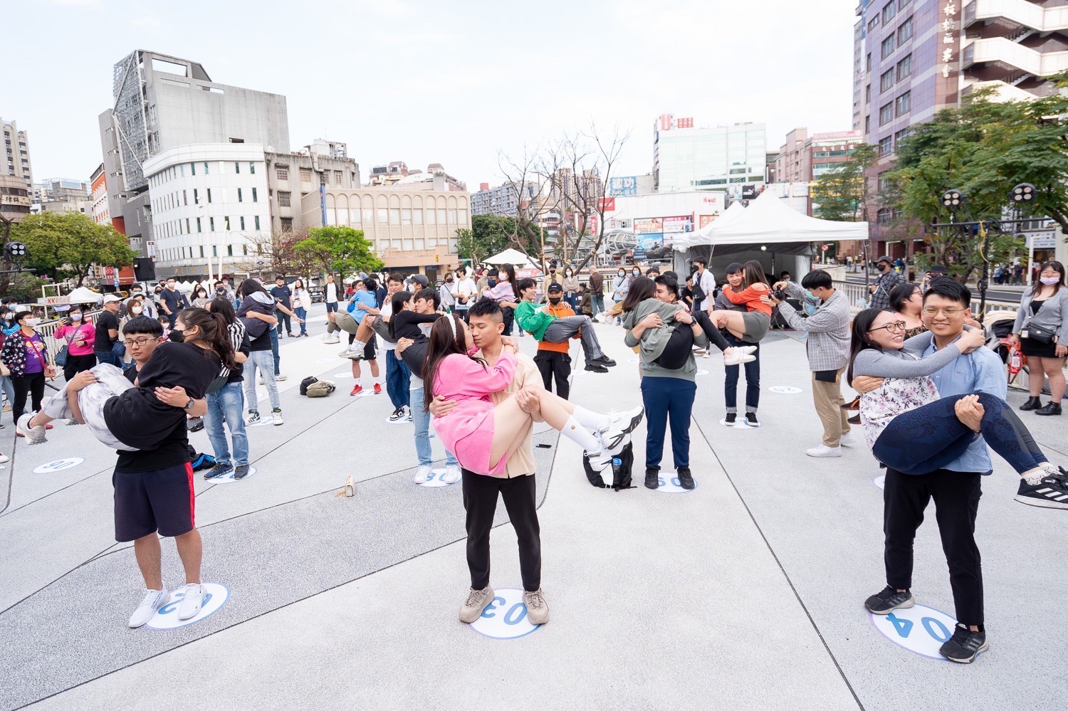 公主抱親親競賽現場參與民眾公主抱合影