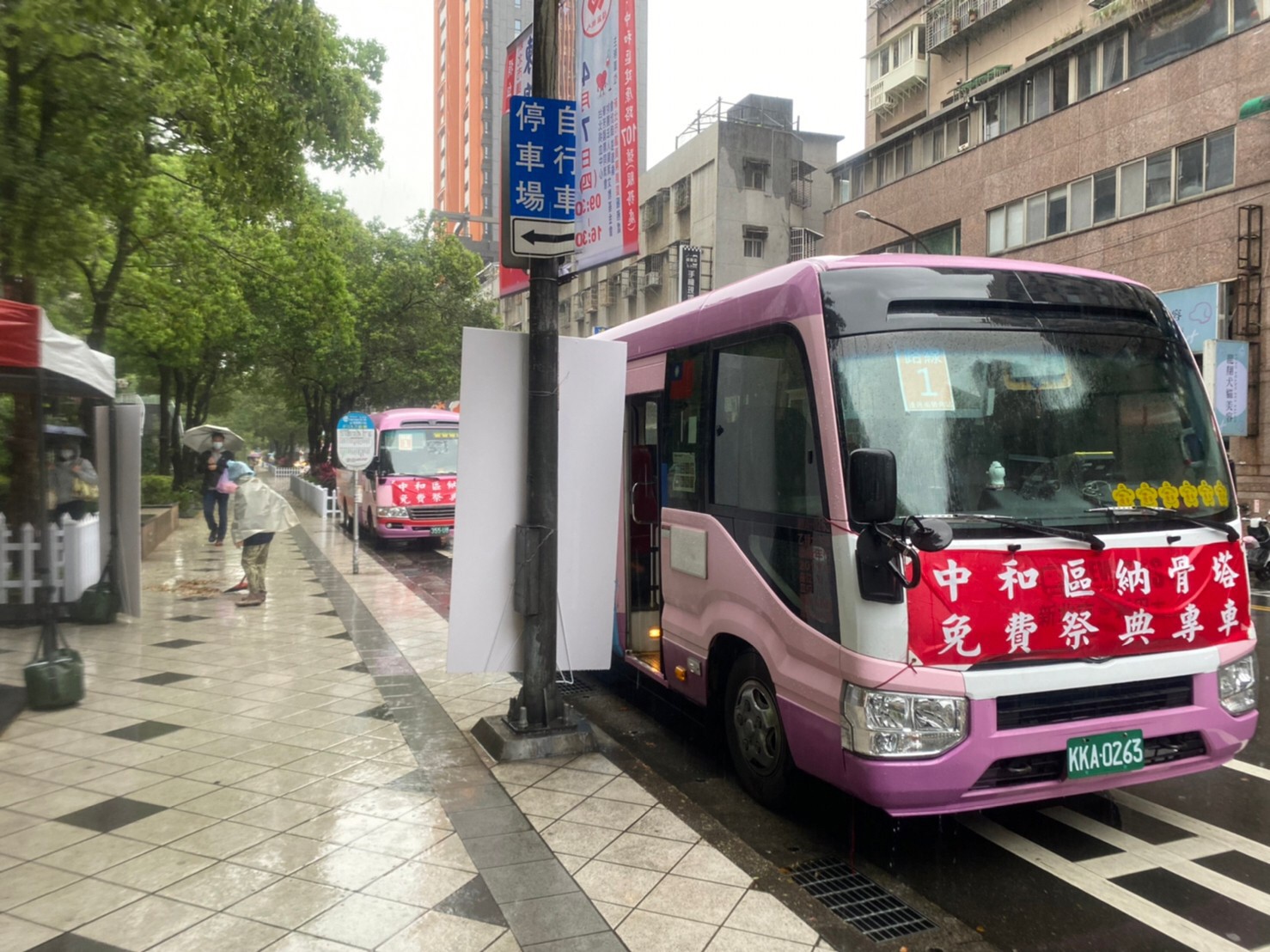 中和納骨堂清明接駁車(資料照)