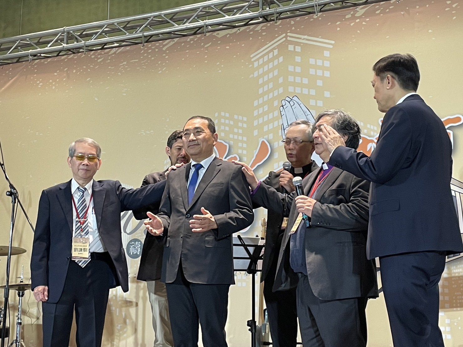 侯友宜市長接受主辦單位牧師祈禱禱告。