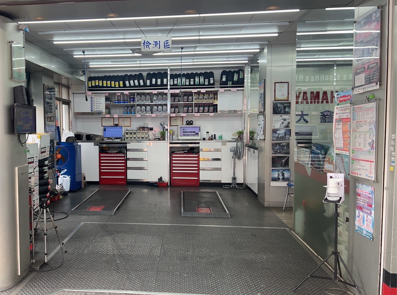 8.大鑫車業行獲得「潔淨定檢站獎」，將新車展示間、維修及檢測區獨立，環境明亮整潔