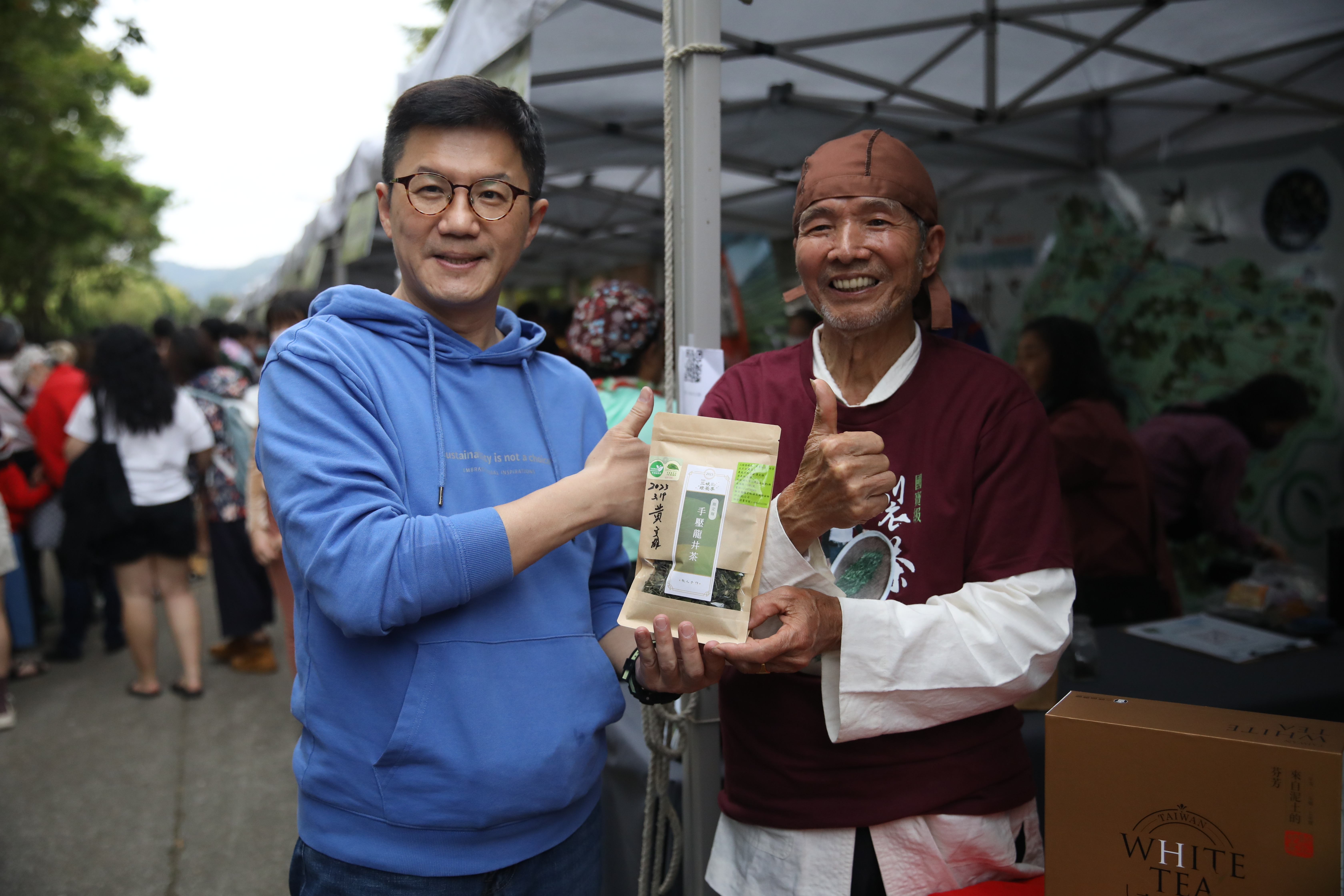 新北市府副秘書長張其強(左)及國寶茶師黃文雄(右)共推三峽好茶