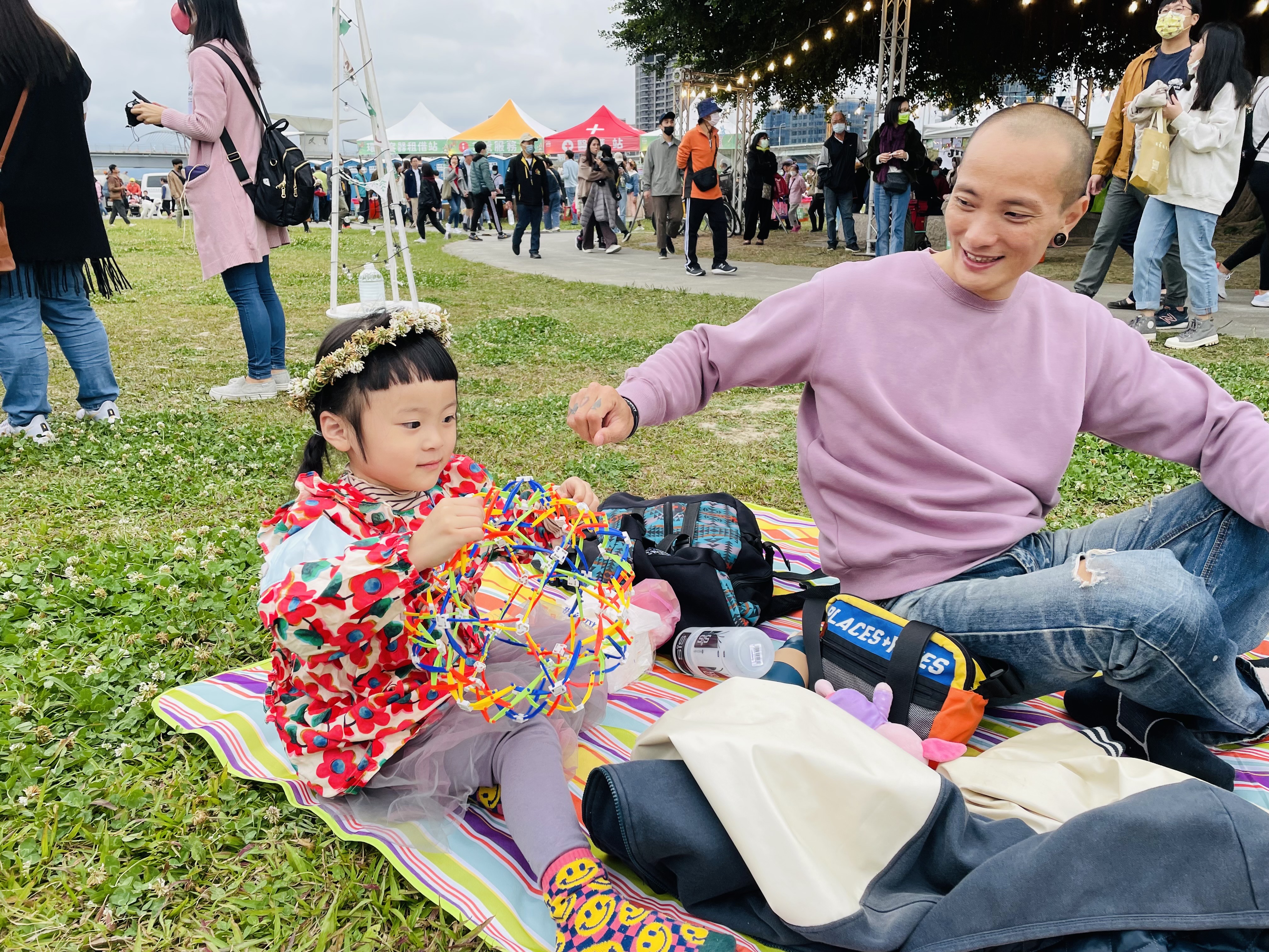 帶上野餐墊輕裝出發享受浪漫春遊