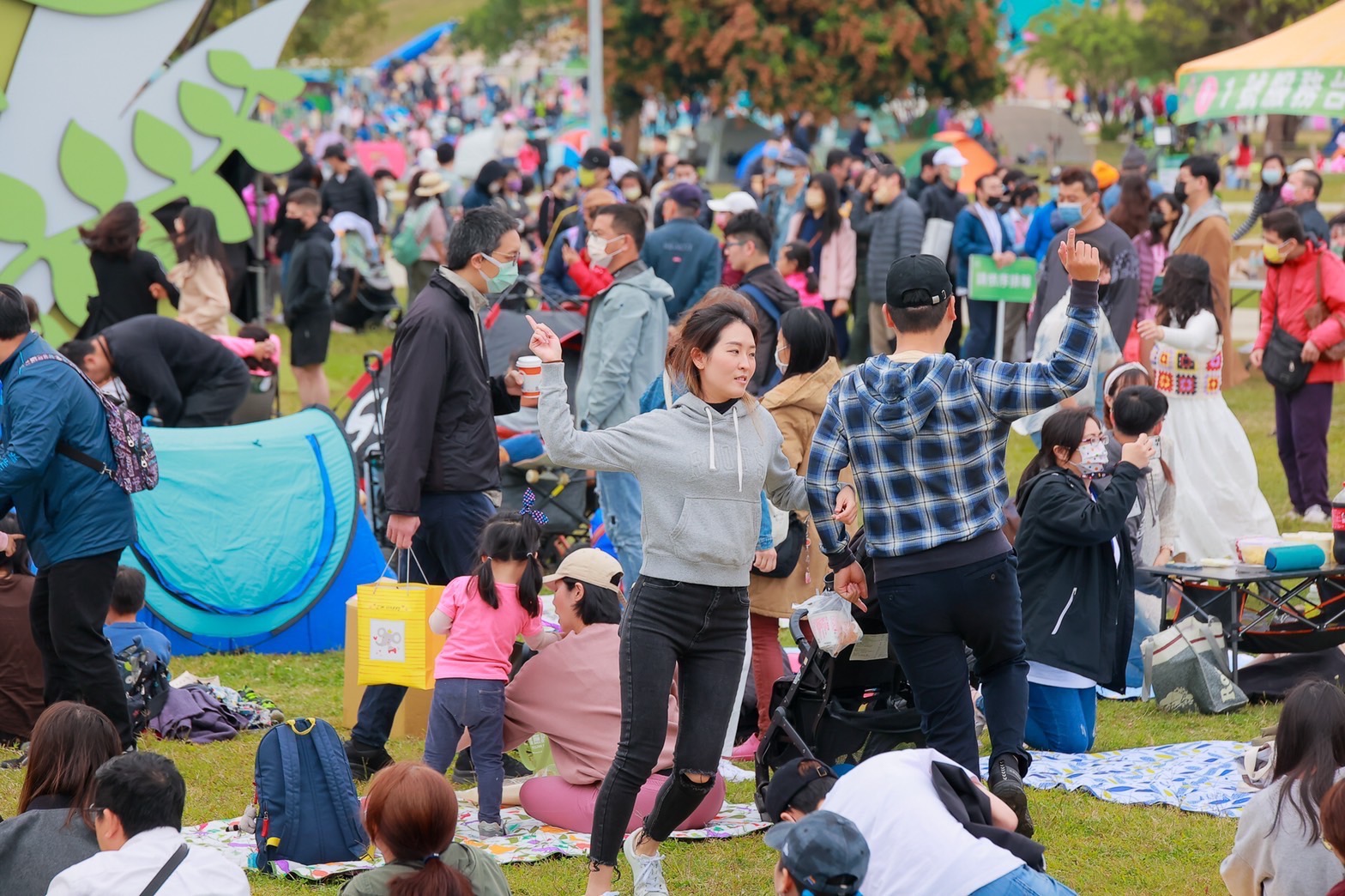 現場民眾隨著音樂搖擺一下