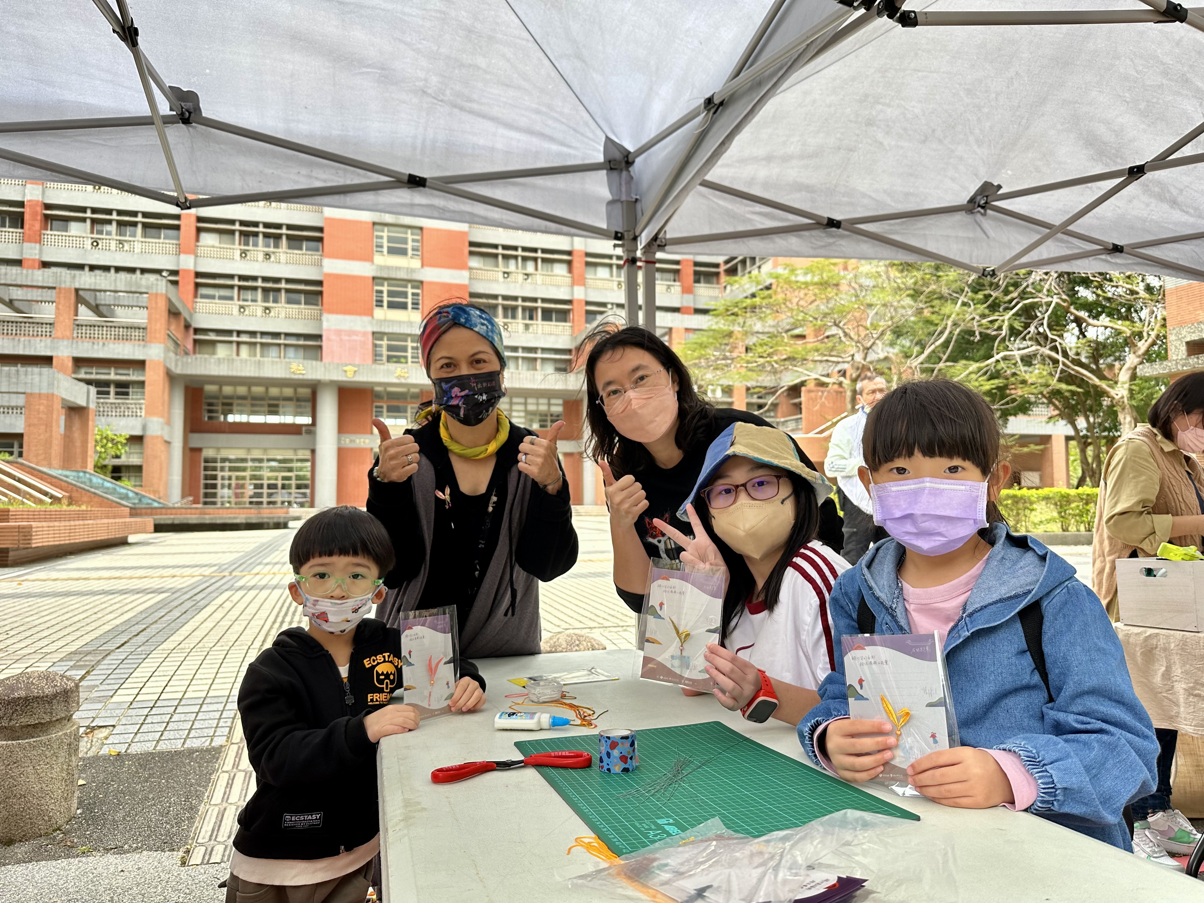  透過與種子教師合作將纏花工藝帶入社區，於綠茶季活動讓民眾認識客家文化