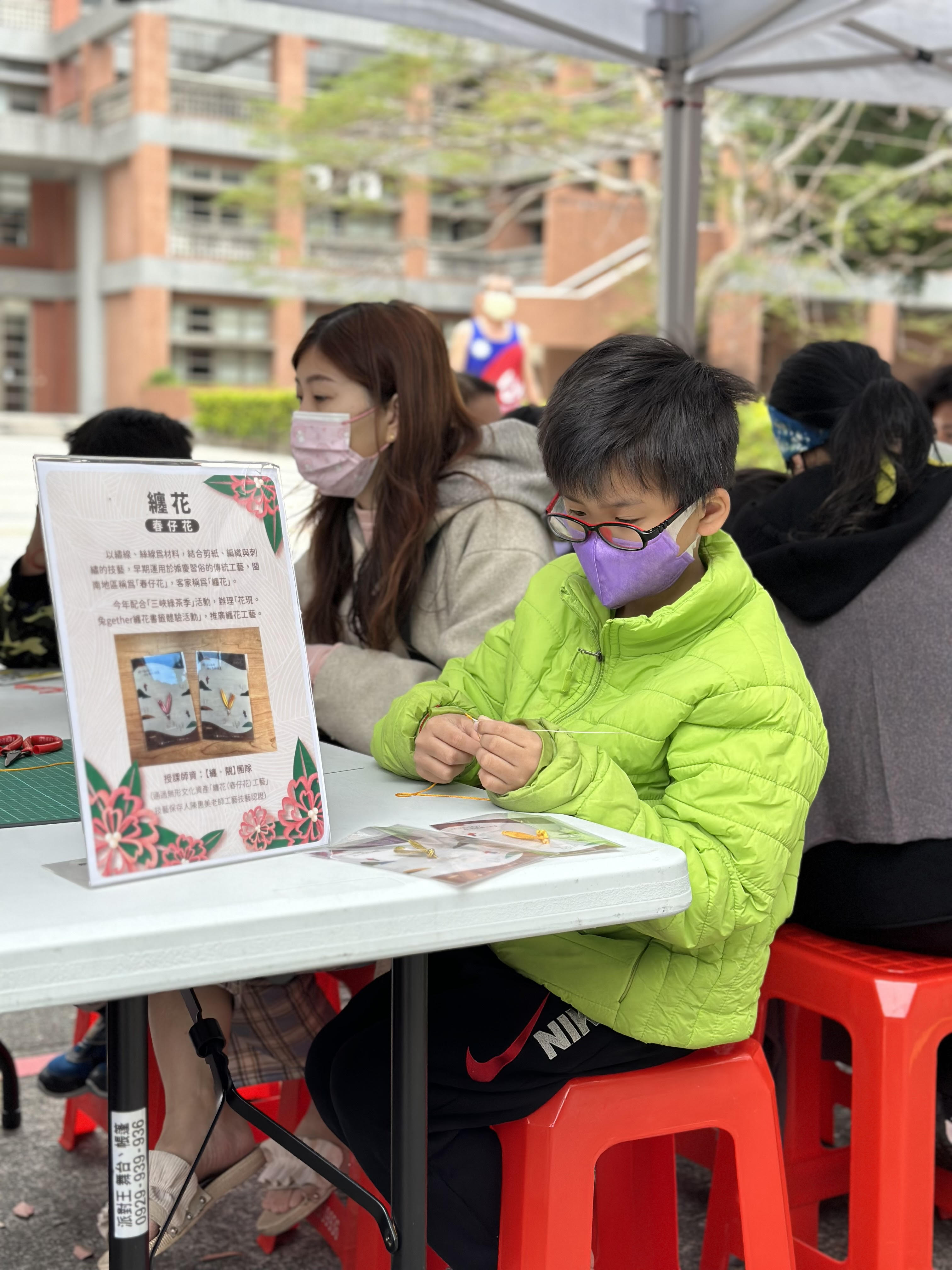 於纏花DIY活動中，教學民眾認識纏花工藝在族群文化中的背景與介