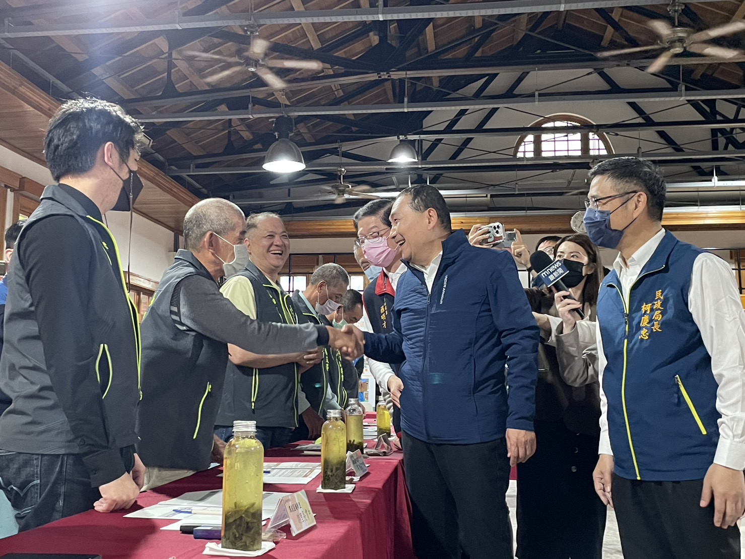 侯市長和與會里長寒暄