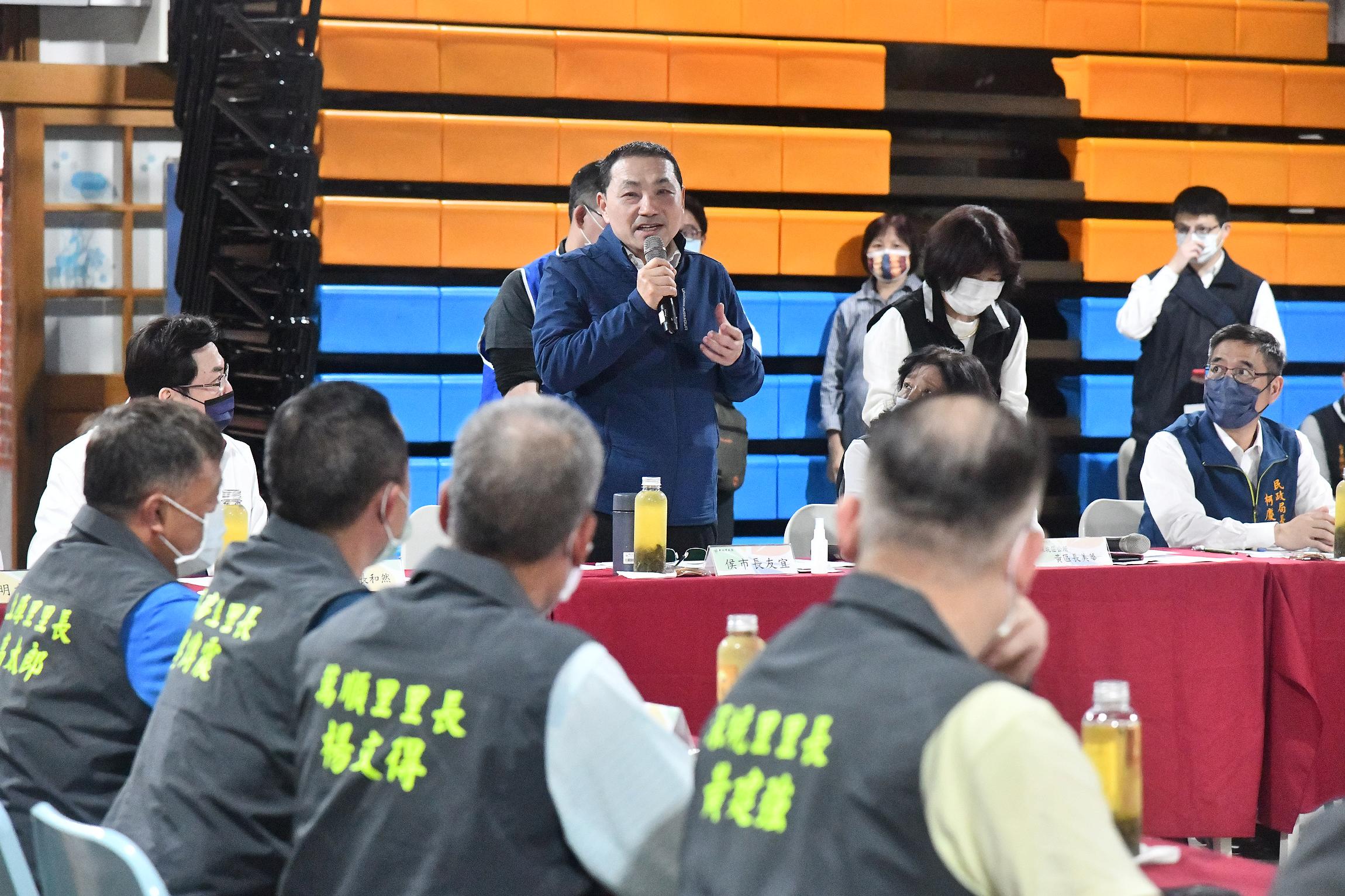 新北市長侯友宜在行動治理座談會中感謝深坑區里長的協助與支持，盼大家攜手合作，共同解決深坑里民大小事。