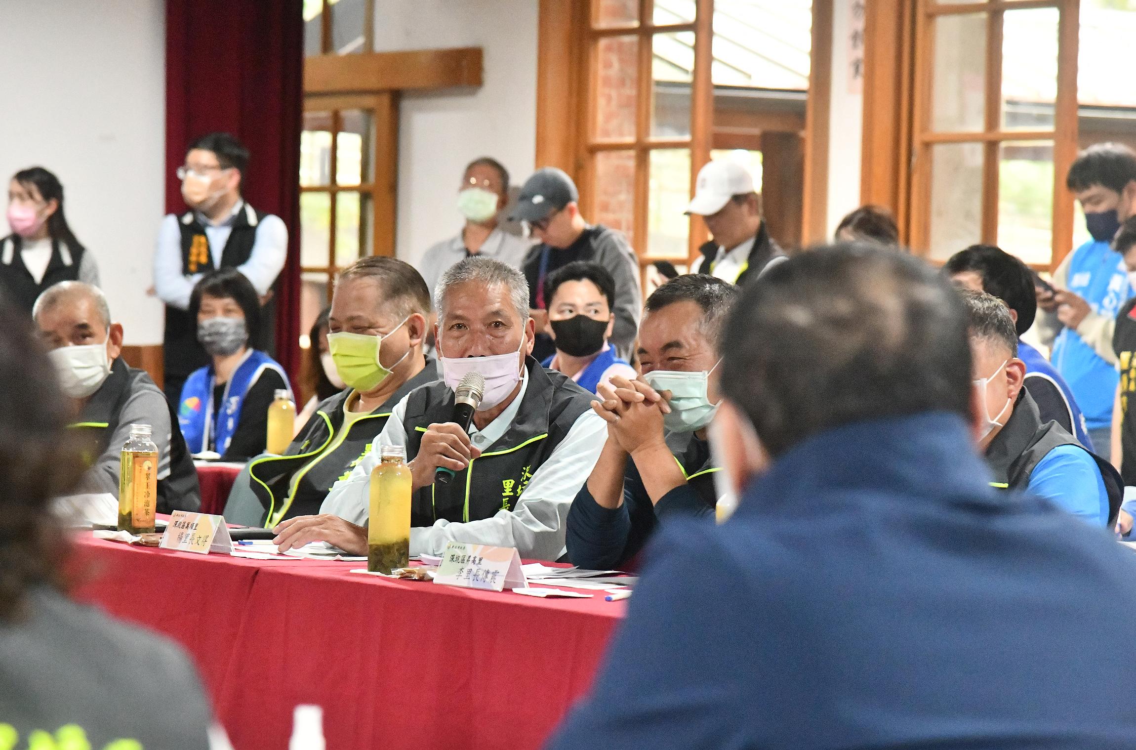 新北市長侯友宜今(20)日率市府團隊前往深坑區與里長進行行動治理座談會。