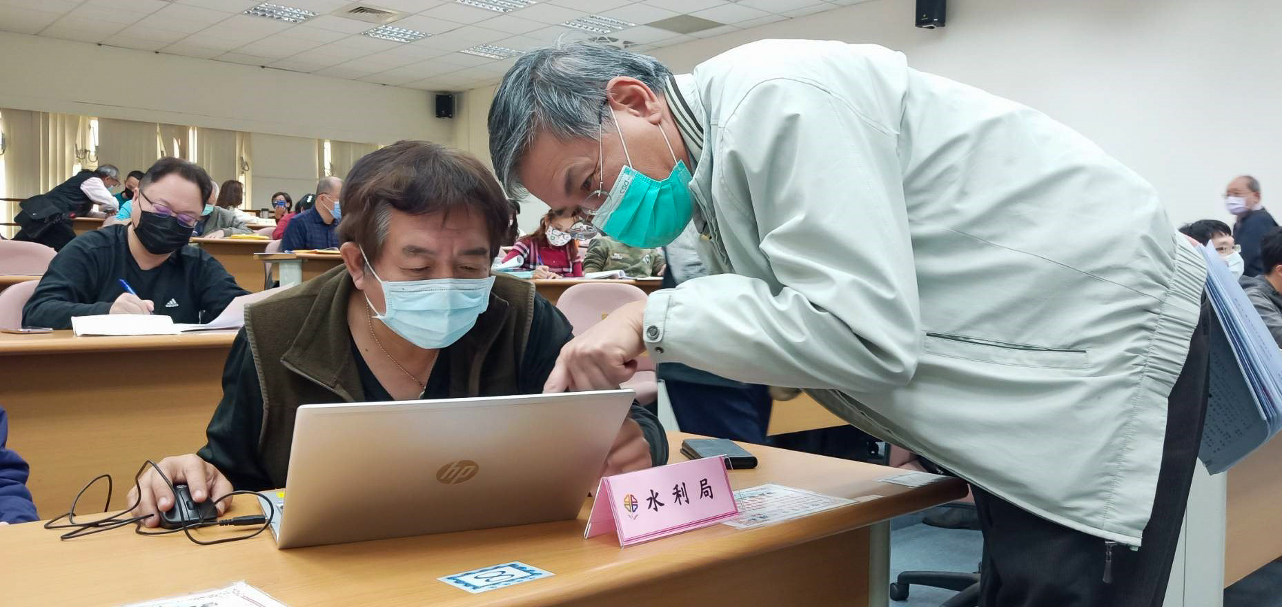改善輔導會議中，水利局協助回答業者廢污水排放相關問題。