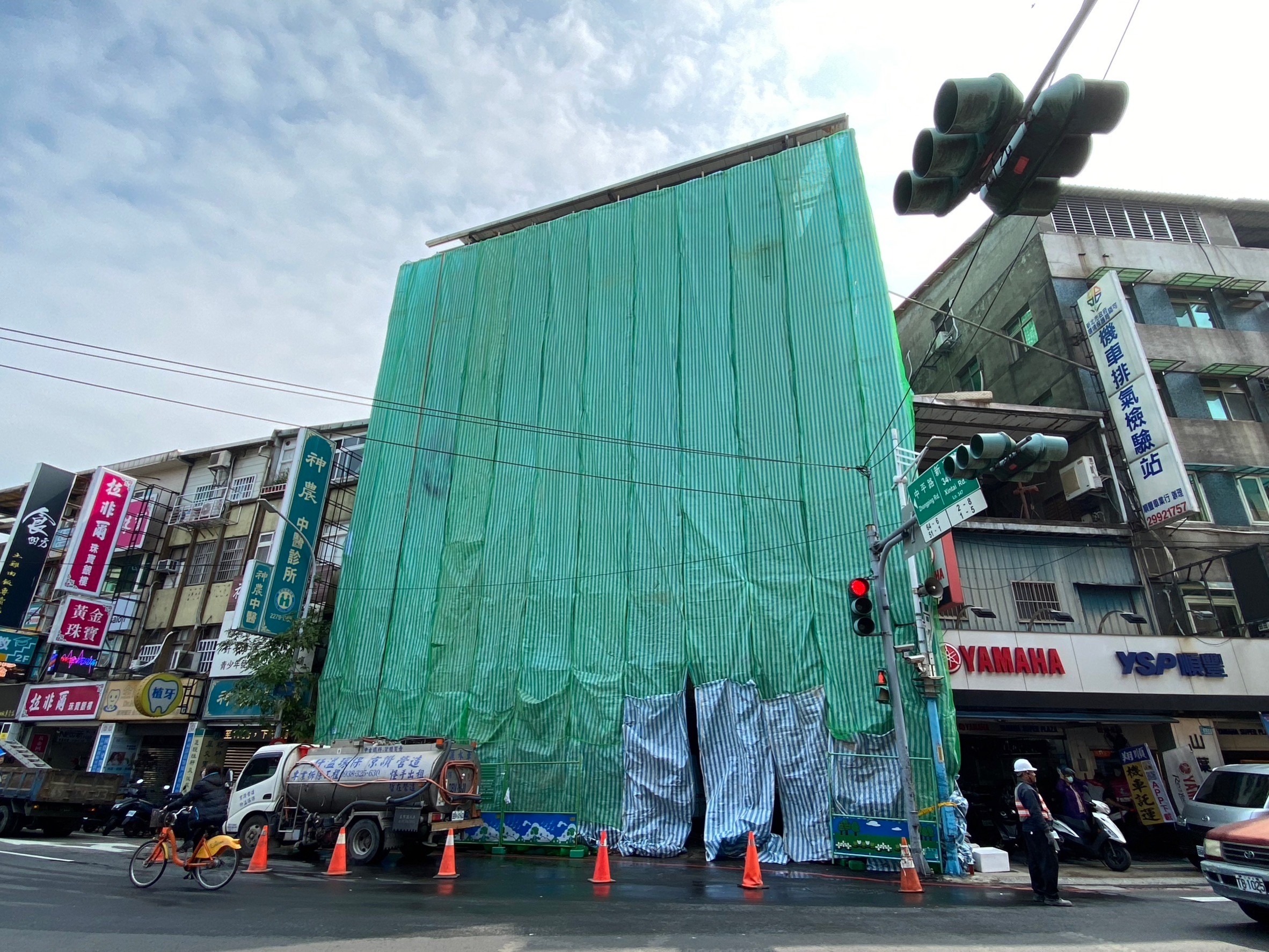 新莊新泰路海砂屋已經做好外牆包覆工作進行拆除中
