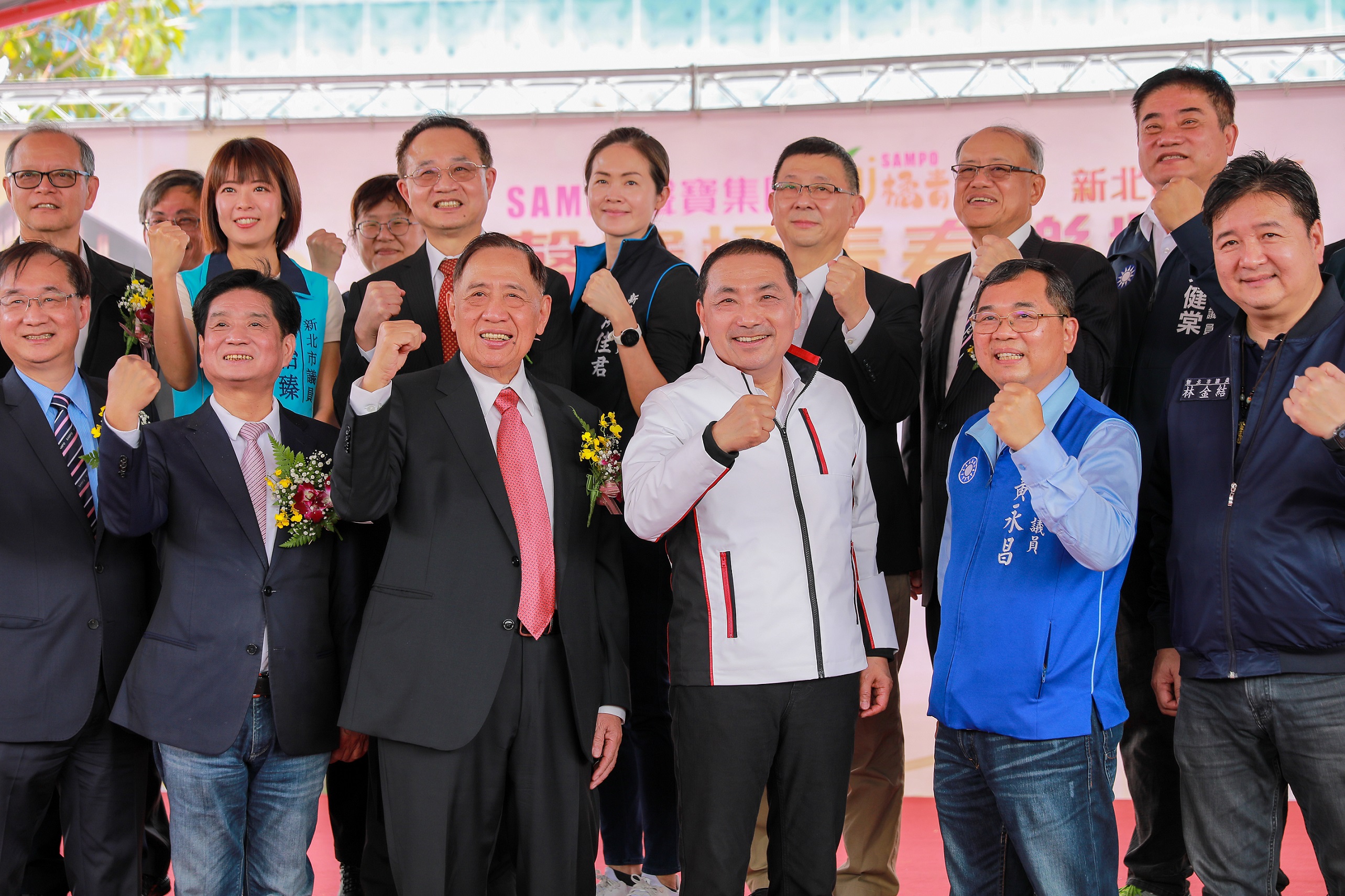 現場與會貴賓合影(前排右三為新北市長侯友宜、前排右四聲寶集團總裁陳盛沺)。