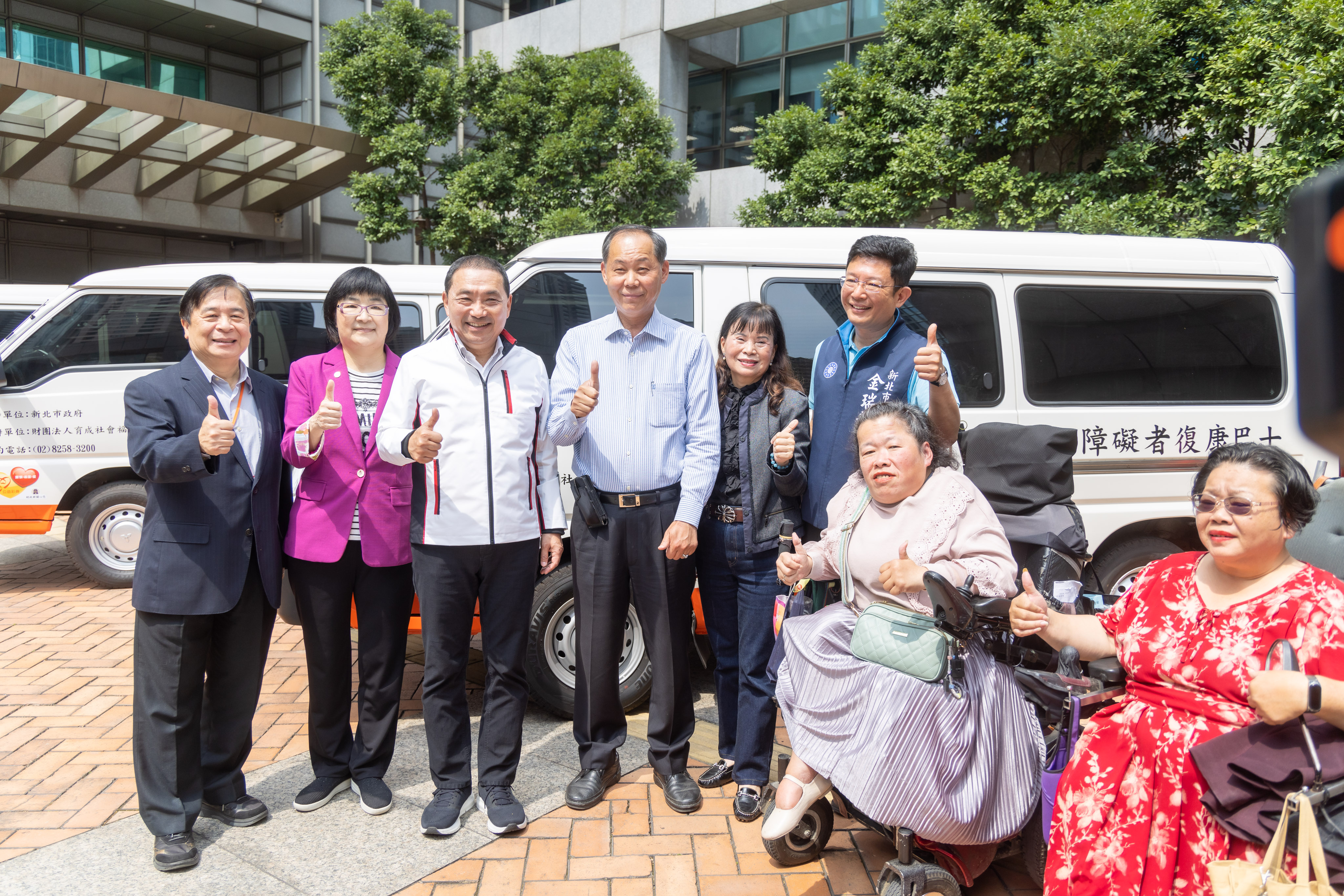 文傑建設公司郭進源董事長捐贈復康巴士3輛