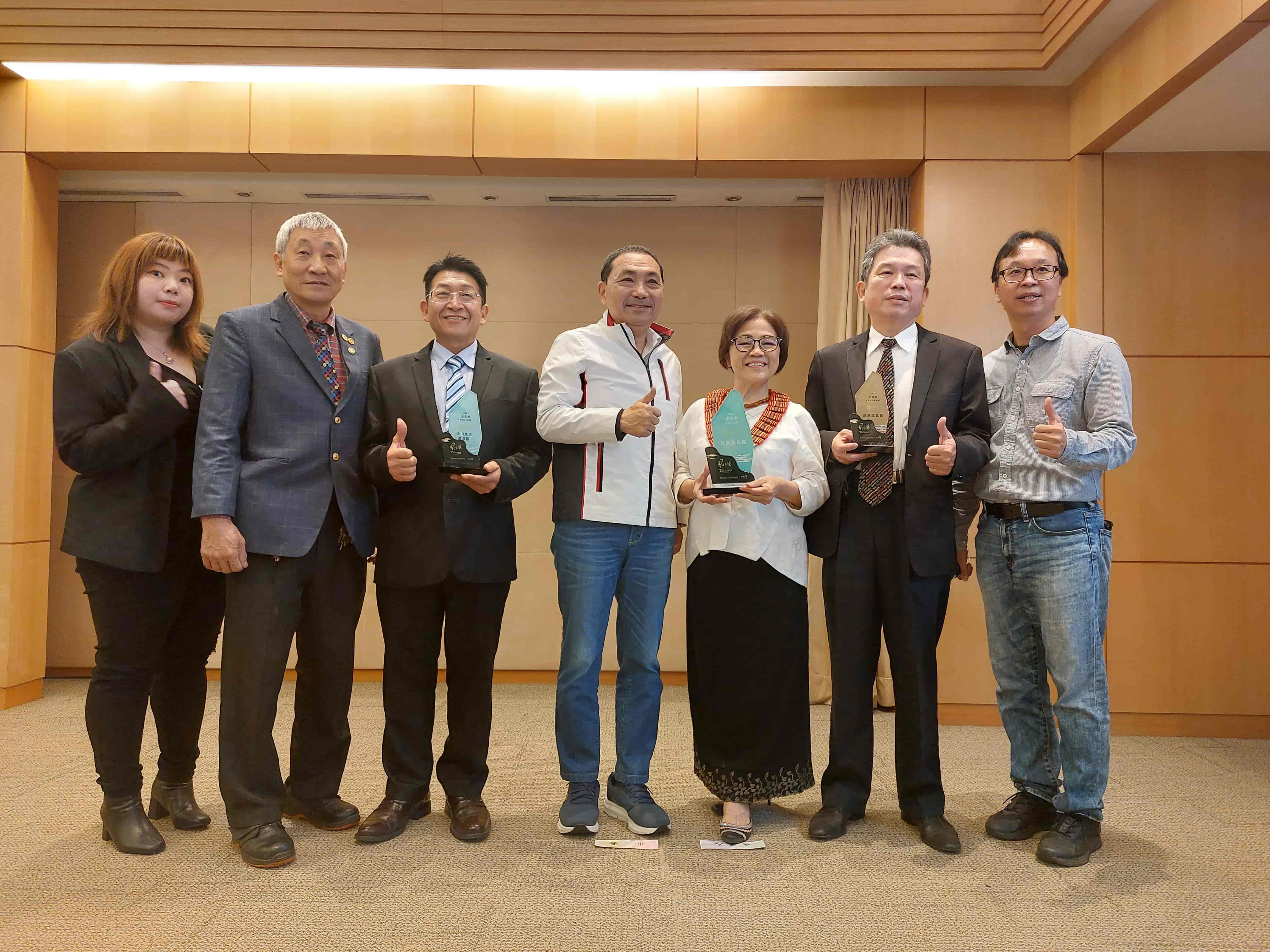 新北市烏來區觀光發展協會高理事長淑敏(右三)、新北市溫泉觀光協會李理事長玉郎(左三)以及業者代表，於本日市政會議上獻獎，分享本市溫泉區獲得眾多台灣好湯獎項之殊榮
