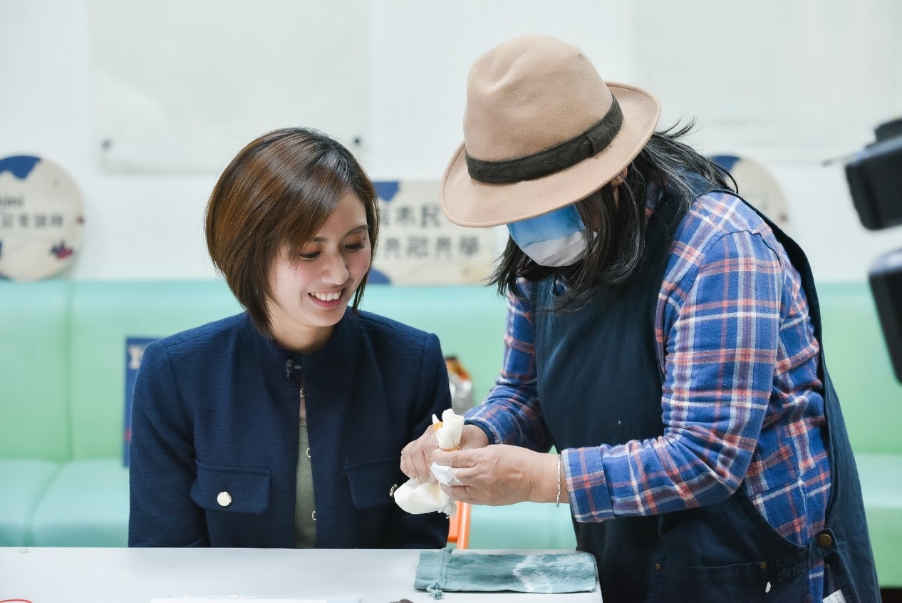 圖為本局局長參與林口場次成果展，周花燕老師指導DIY製作部落原生植物萃取顏料染束口袋。(圖/新北市政府原民局提供)
