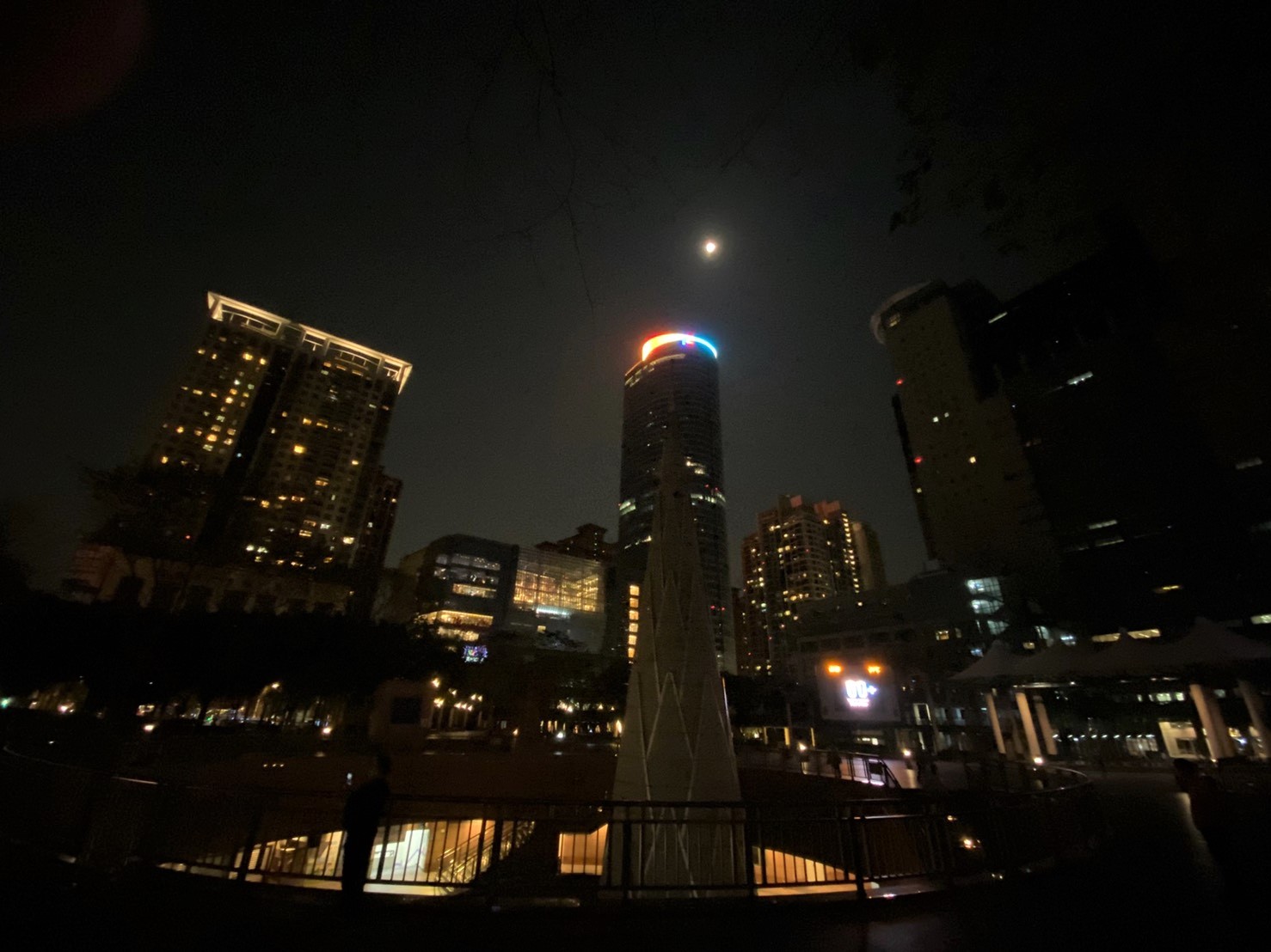 2.新北市第一行政大樓及市民廣場配合關燈一小時活動(資料照)