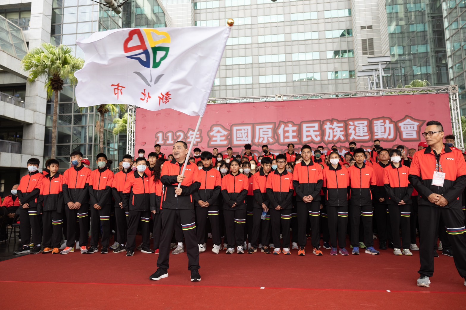 市長揮市旗激勵士氣