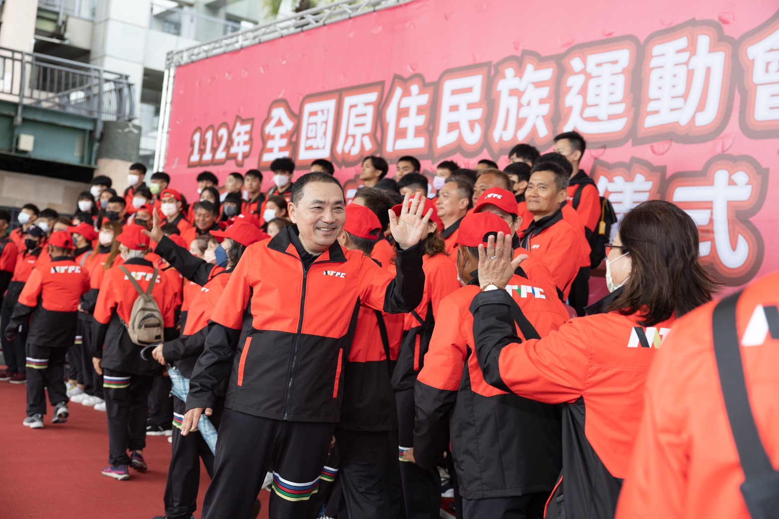 市長與選手擊掌加油打氣