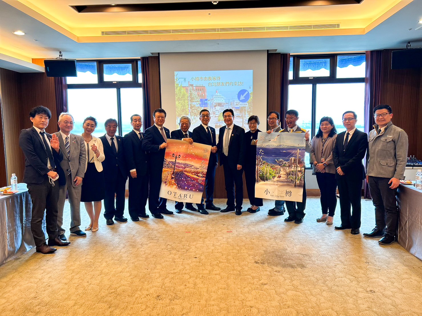 新北市副市長劉和然(右7)率隊接待日本北海道小樽市，交流台日雙方商圈文化、疫後觀光推廣及地方創生經驗