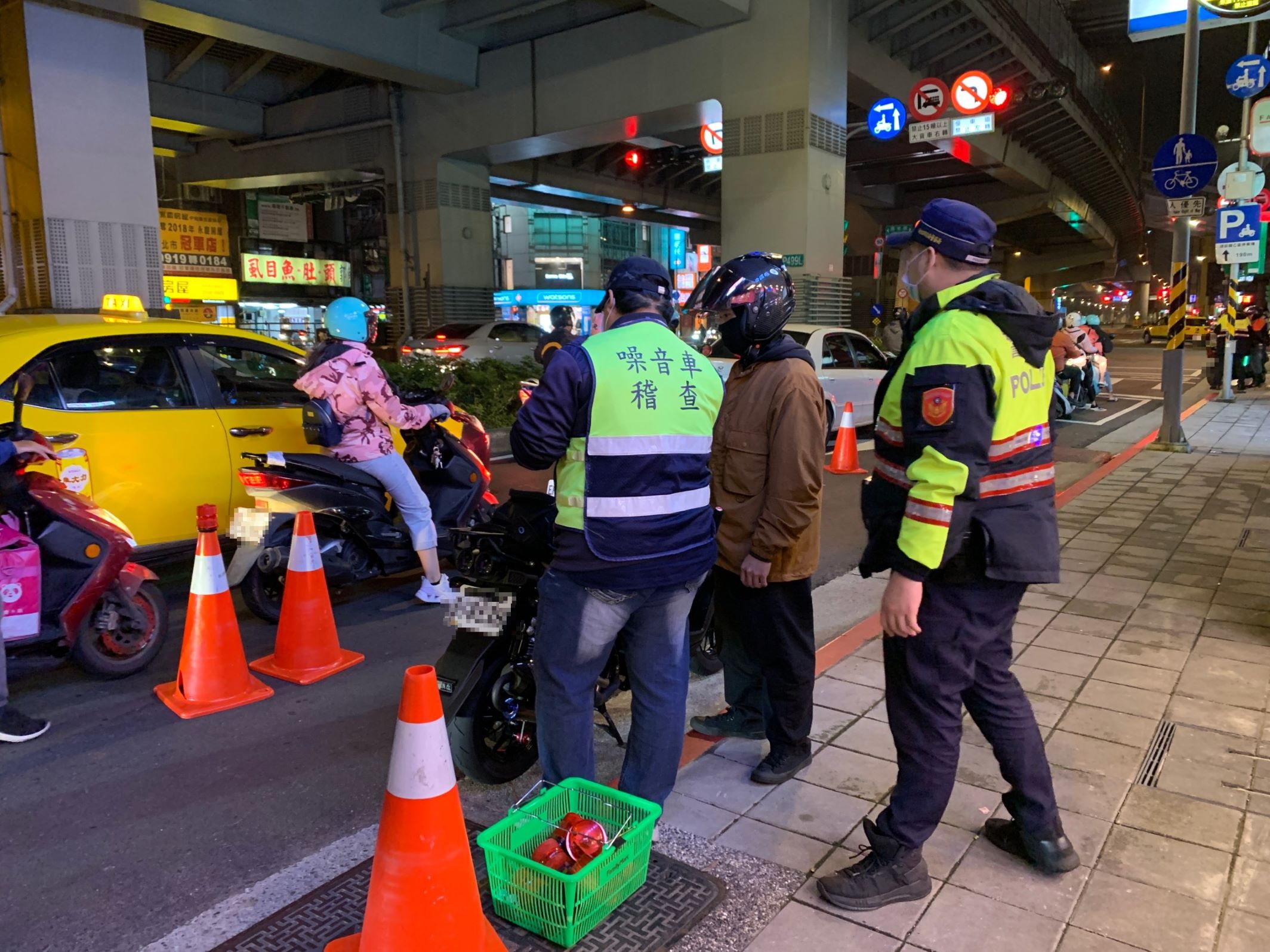 5.新北環警於夜間管制時段進行攔查