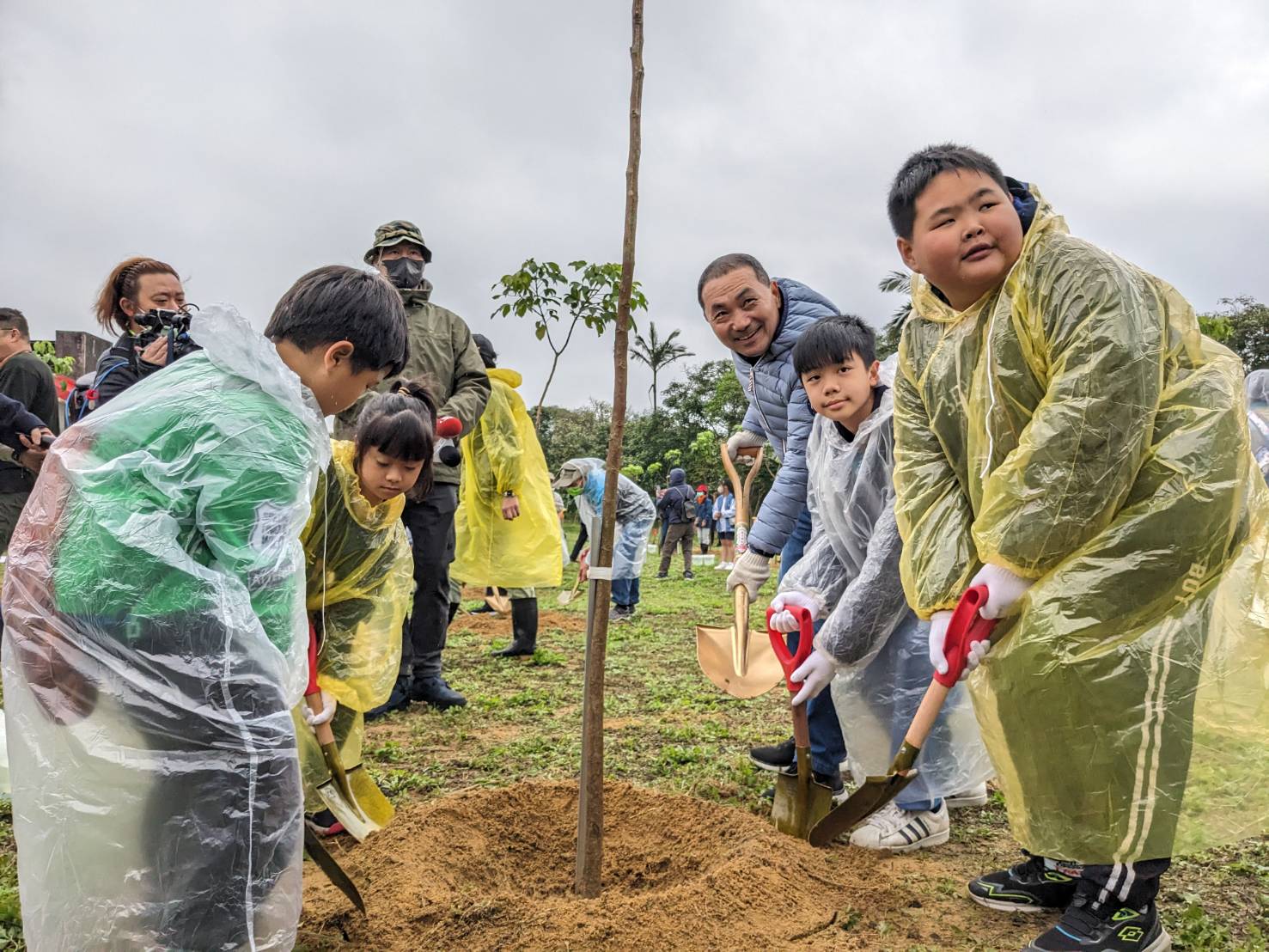 市長侯友宜今日在貢寮龍門運動公園與在地學童共同植樹