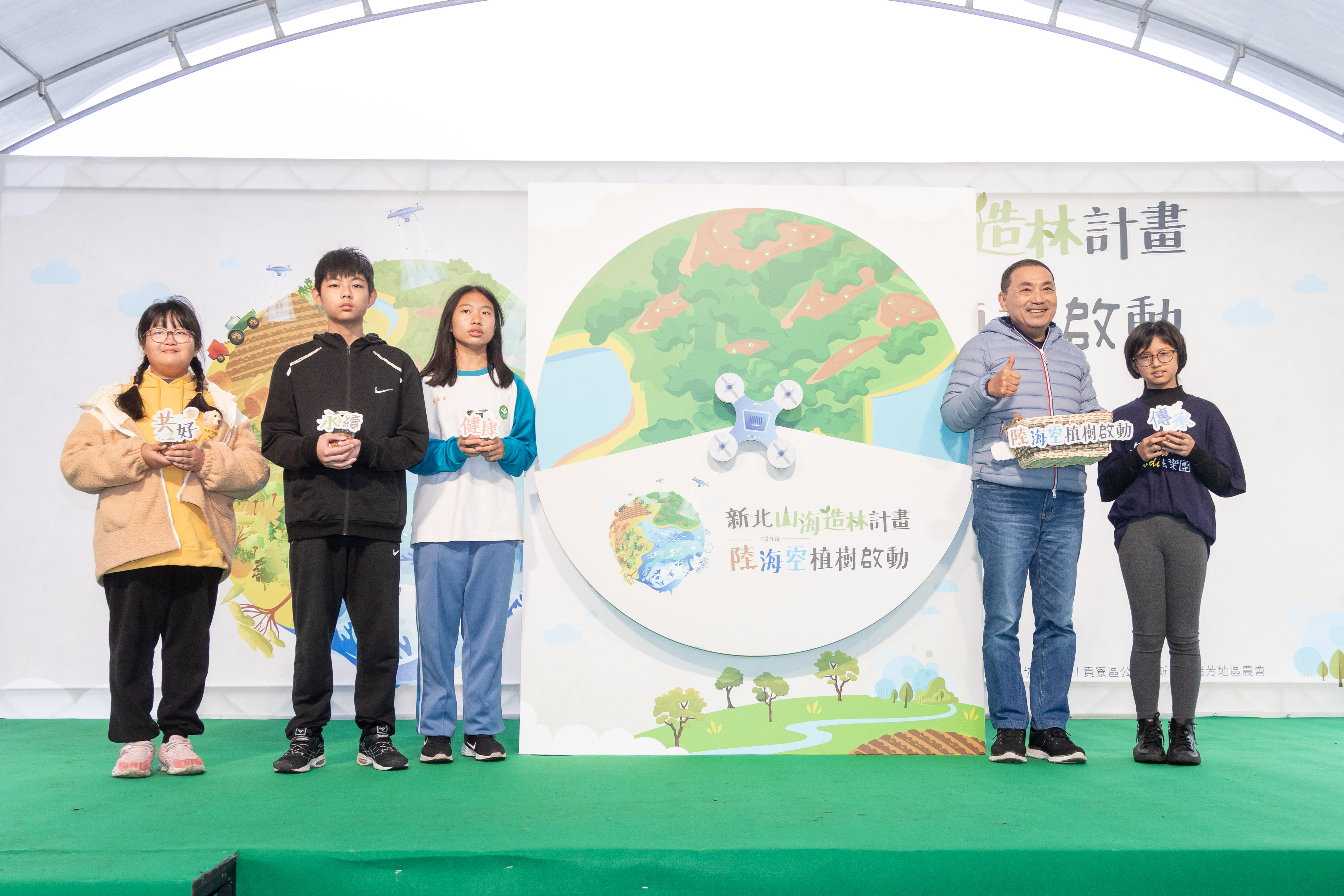 新北市透過山海造林計畫以陸域植樹、海域造林珊瑚復育、空域撒種，打造永續生態環境